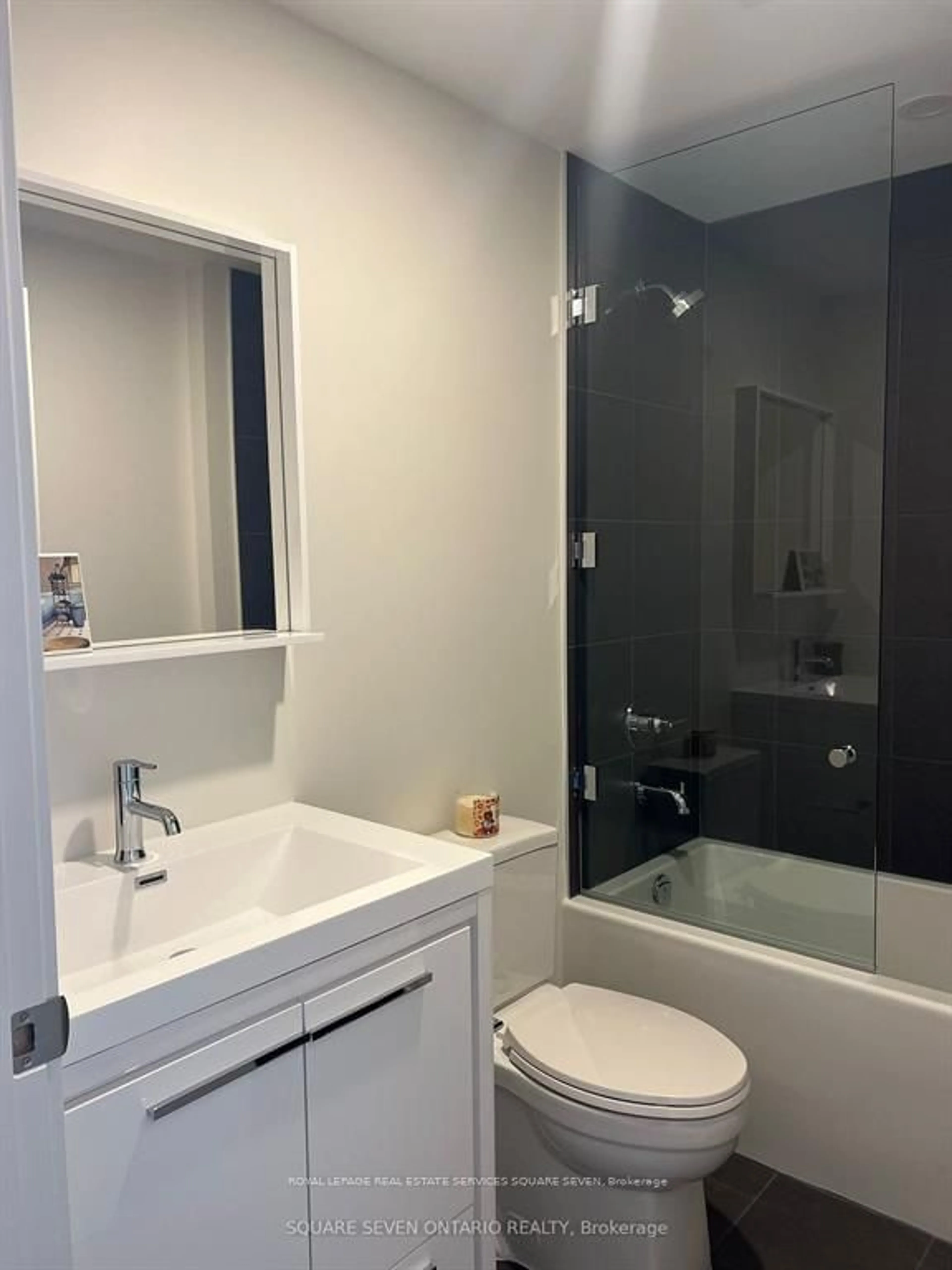 Standard bathroom, ceramic/tile floor for 212 King William St #1301, Hamilton Ontario L8R 0A7