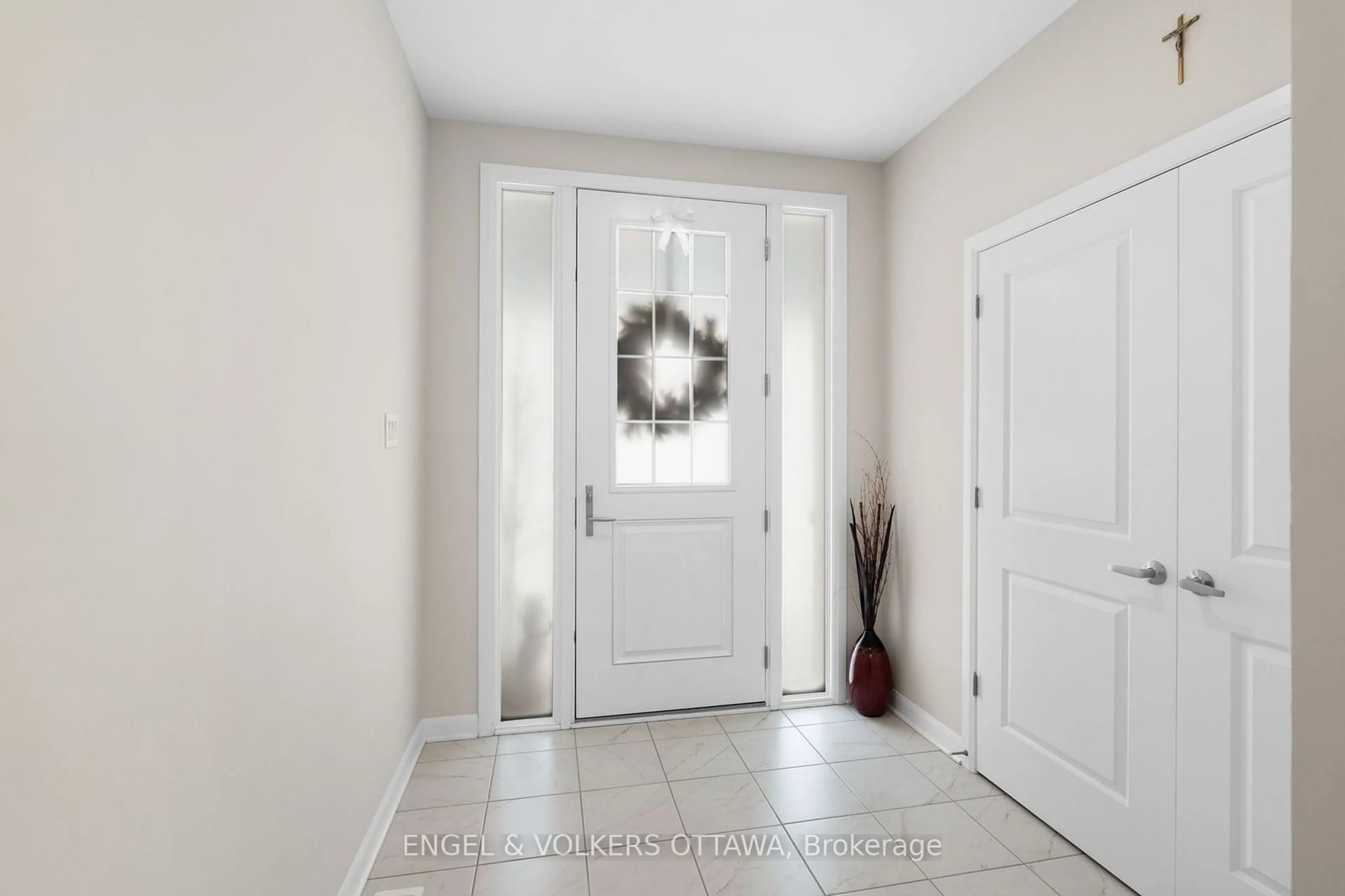 Indoor entryway for 2053 Wanderer Ave, Manotick - Kars - Rideau Twp and Area Ontario K4M 0X1