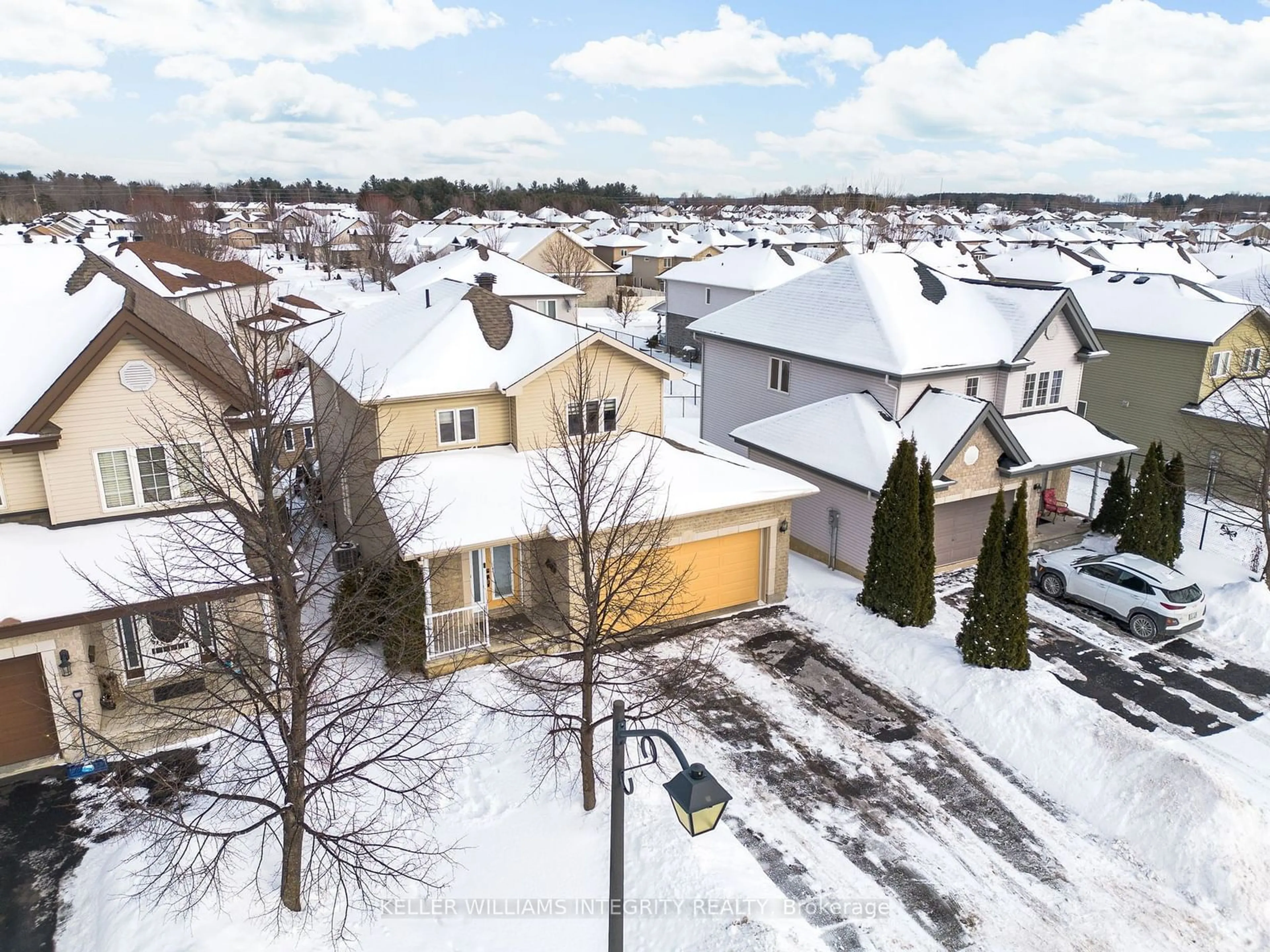 A pic from outside/outdoor area/front of a property/back of a property/a pic from drone, street for 282 Jasper Cres, Clarence-Rockland Ontario K4K 0B9