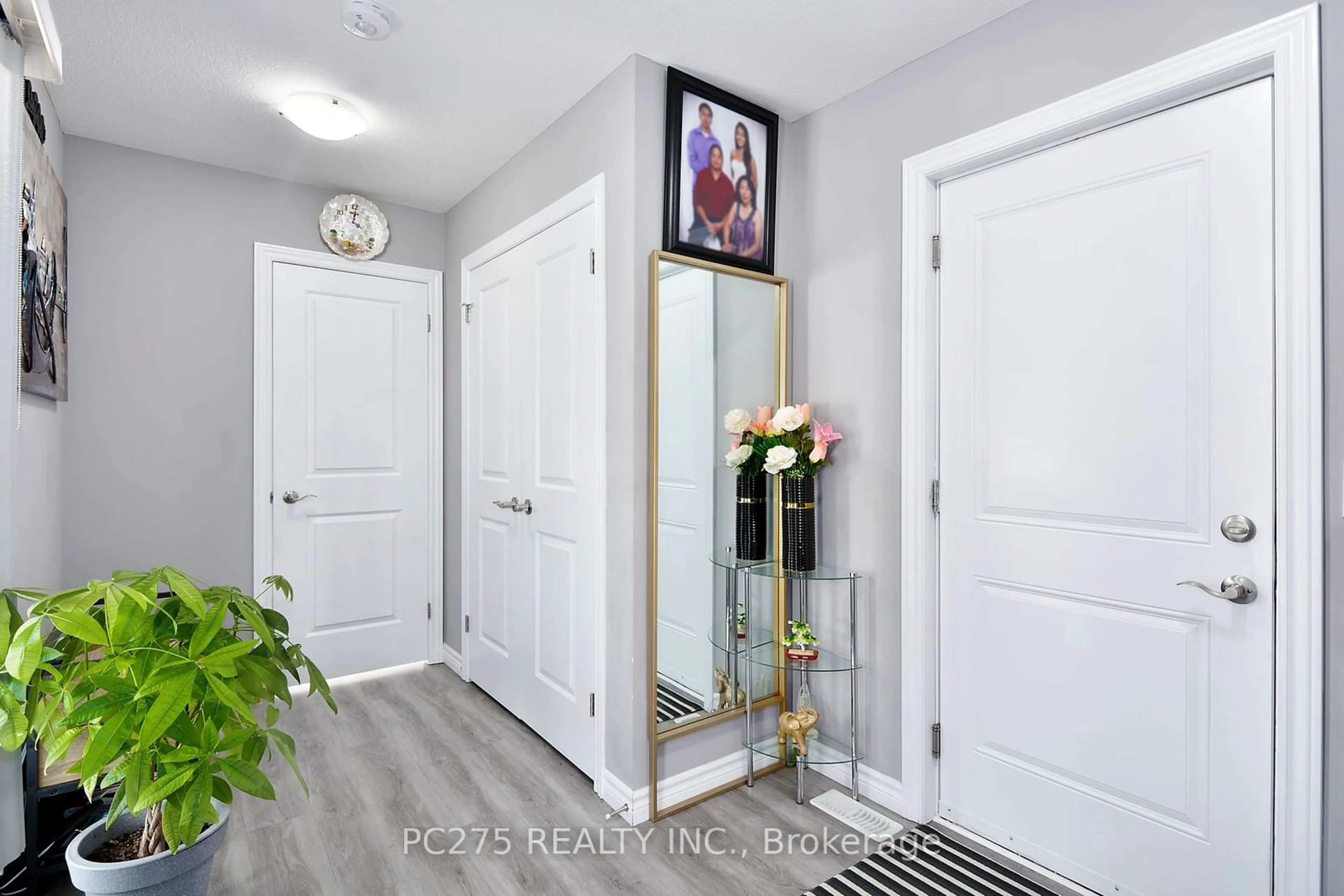 Indoor entryway for 3400 CASTLE ROCK Pl #41, London Ontario N6L 0E4