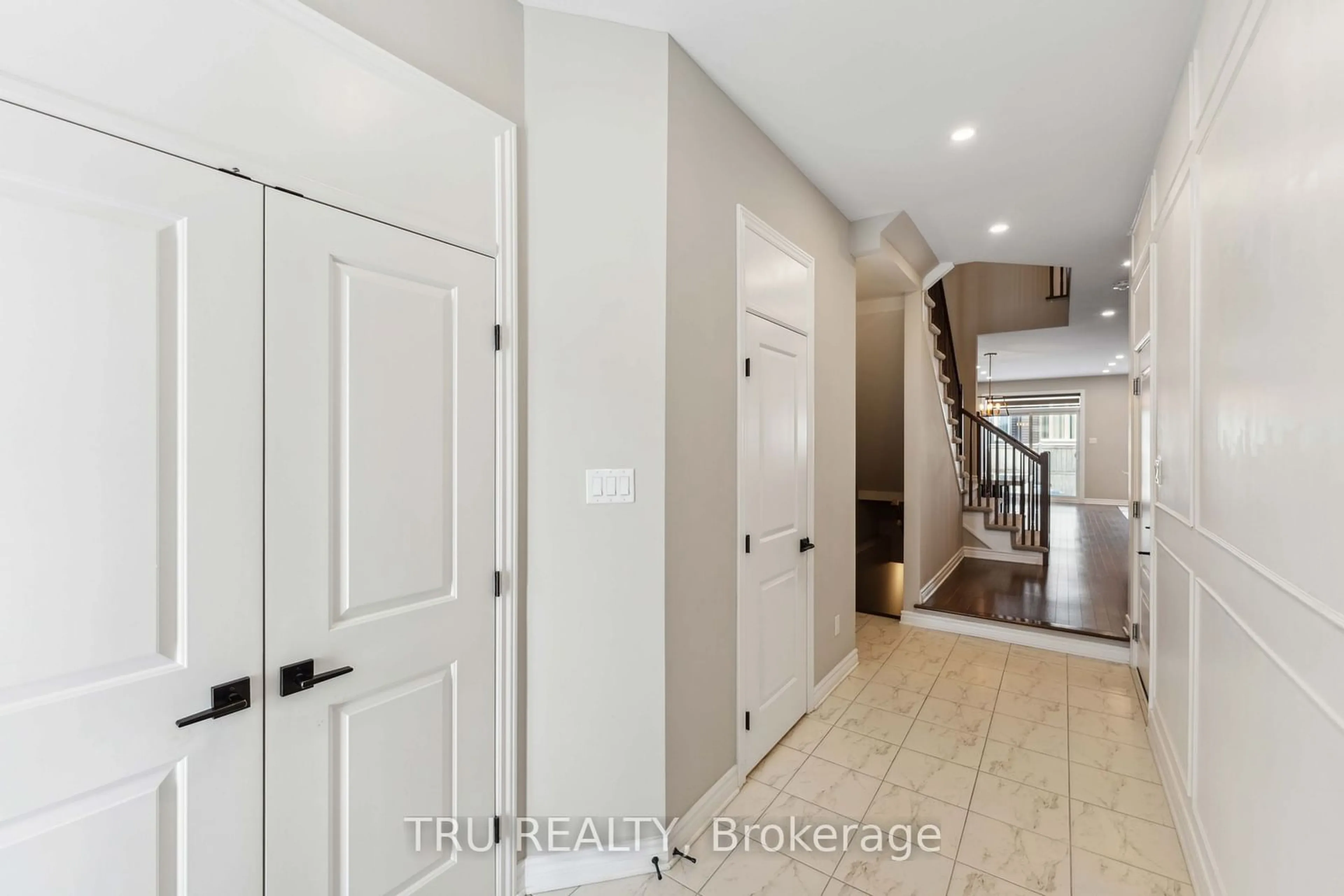 Indoor entryway for 554 Edenwylde Dr, Stittsville - Munster - Richmond Ontario K2S 2K5