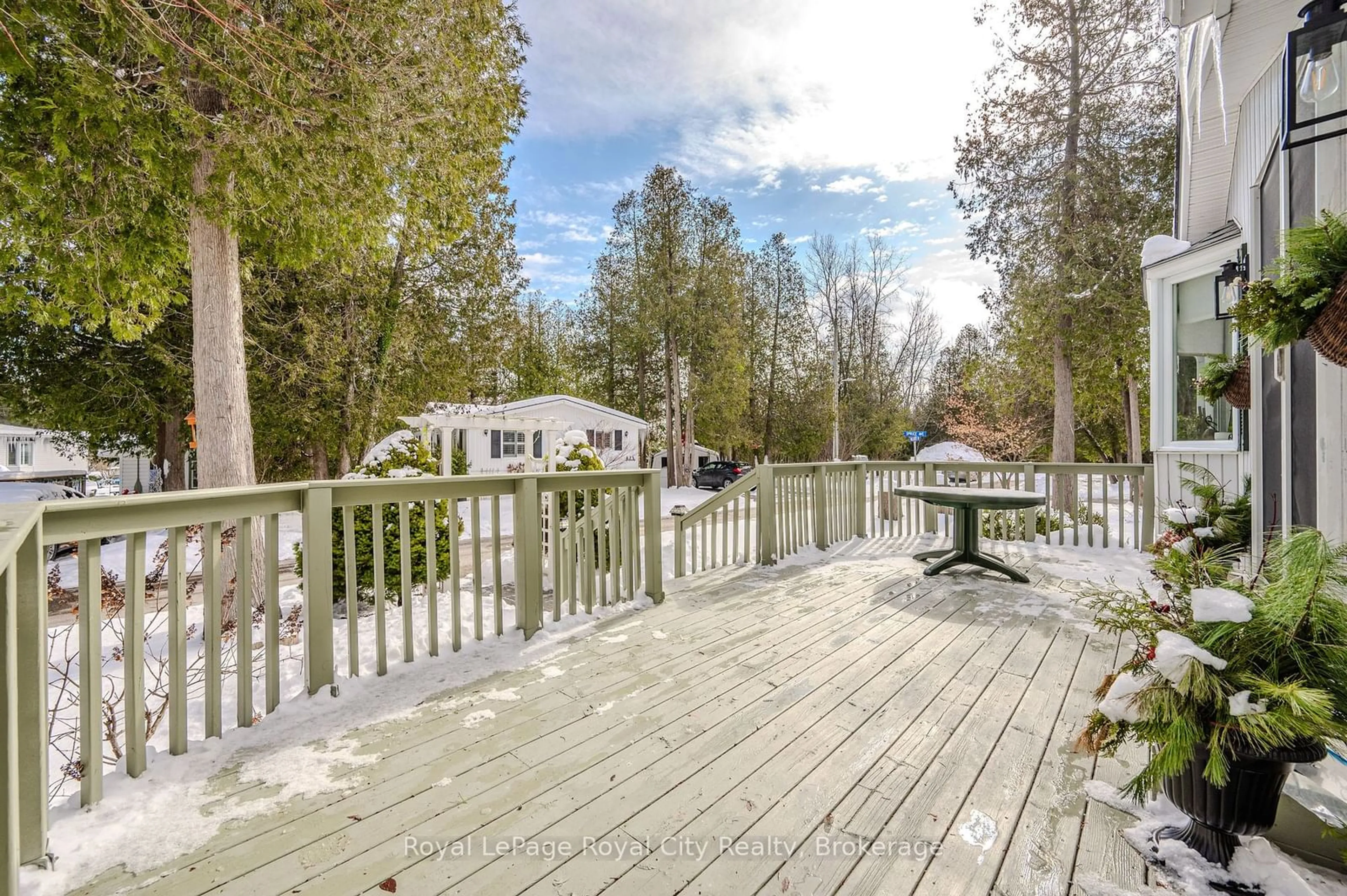 Patio, unknown for 11 Spruce Ave, Puslinch Ontario N1H 6H9