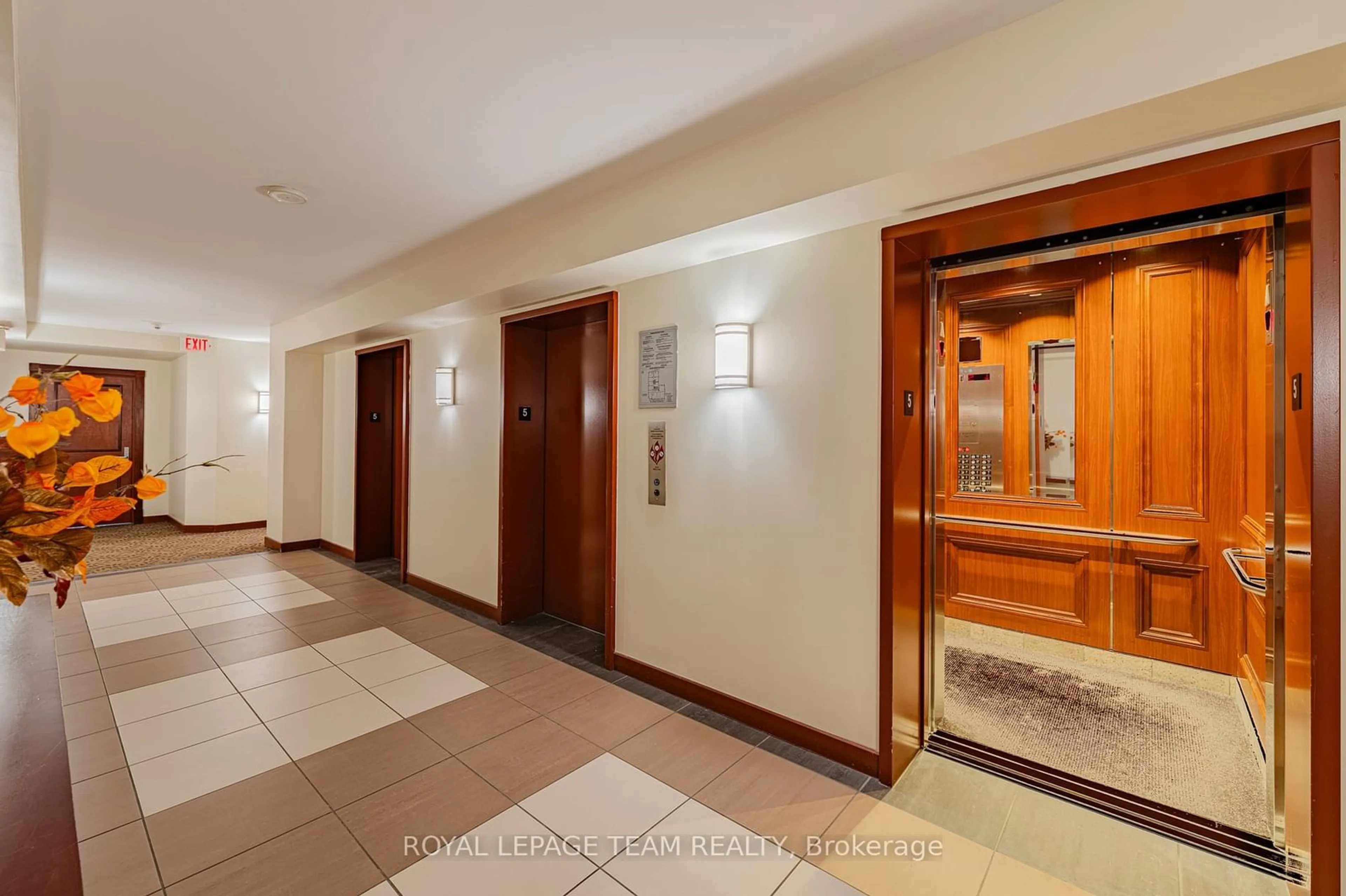 Indoor foyer for 234 RIDEAU St #501, Lower Town - Sandy Hill Ontario K1N 0A9