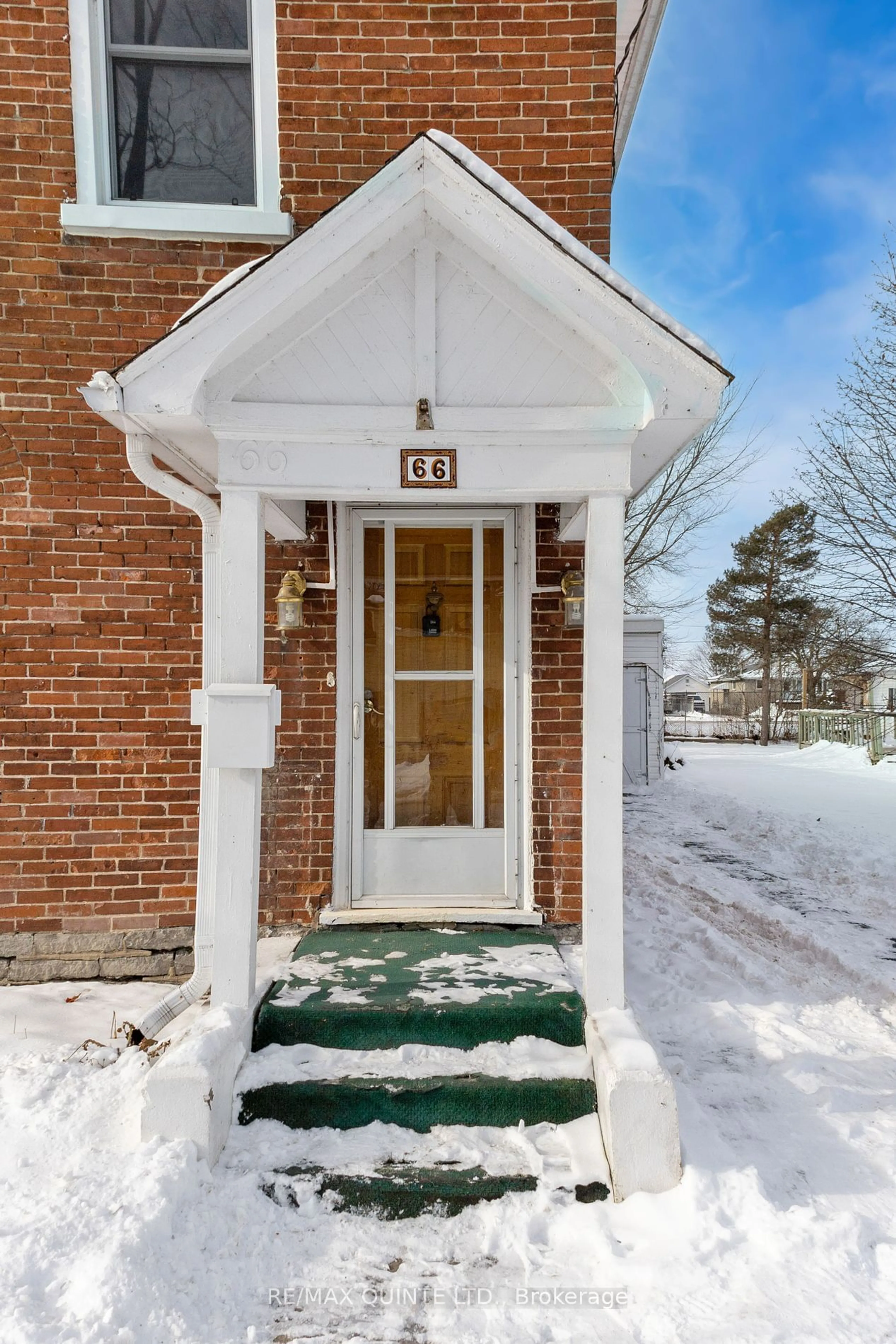 Indoor entryway for 66 Dunbar St, Belleville Ontario K8P 3R8