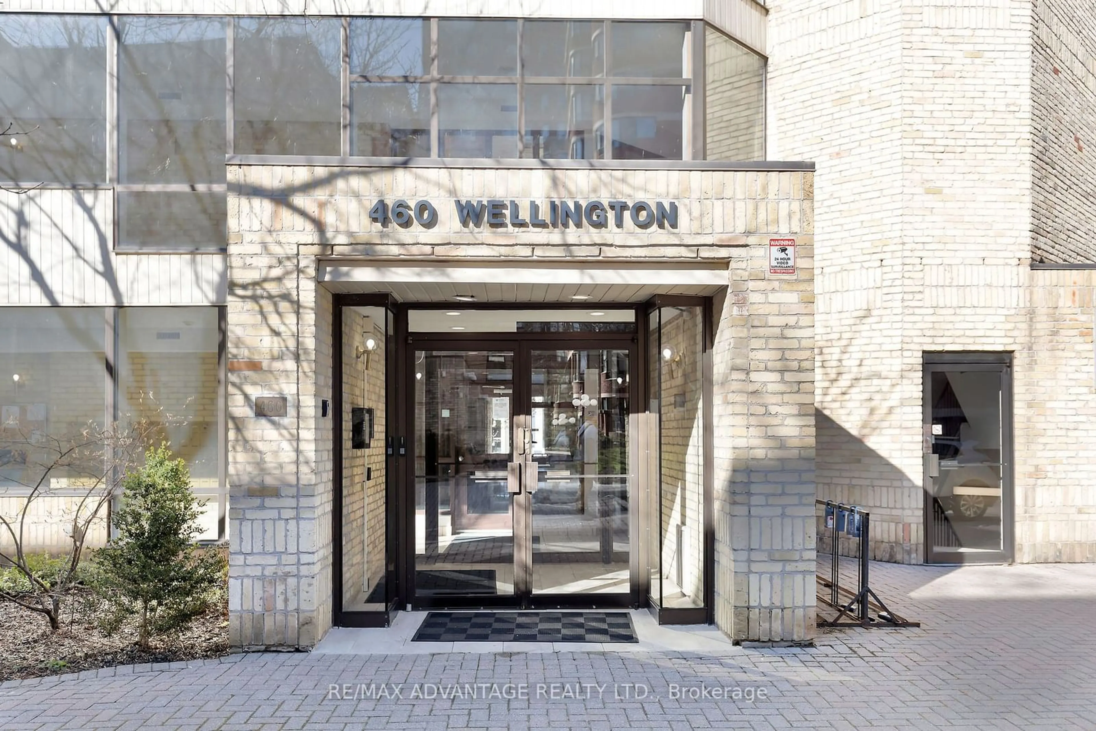 Indoor foyer for 460 Wellington St #407, London Ontario N6A 3P8