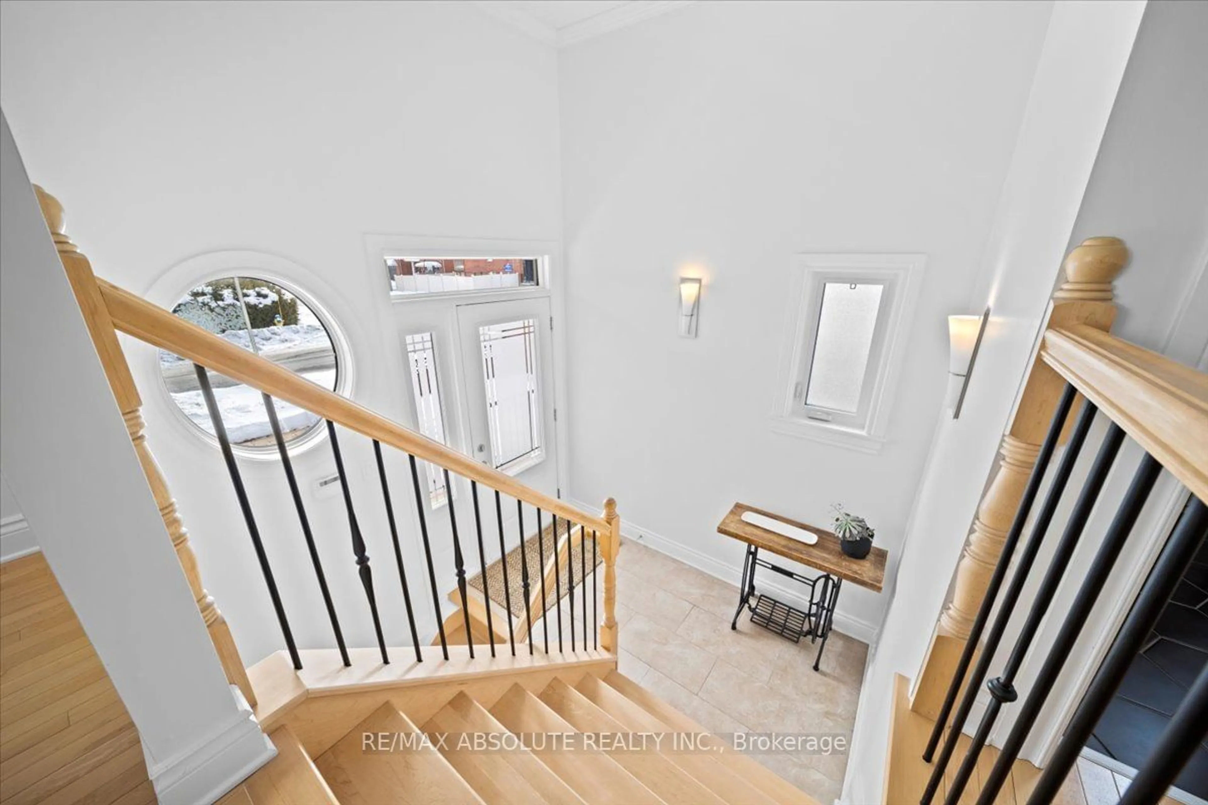 Indoor foyer for 365 GREENWOOD Ave, Ottawa Ontario K2A 1S1