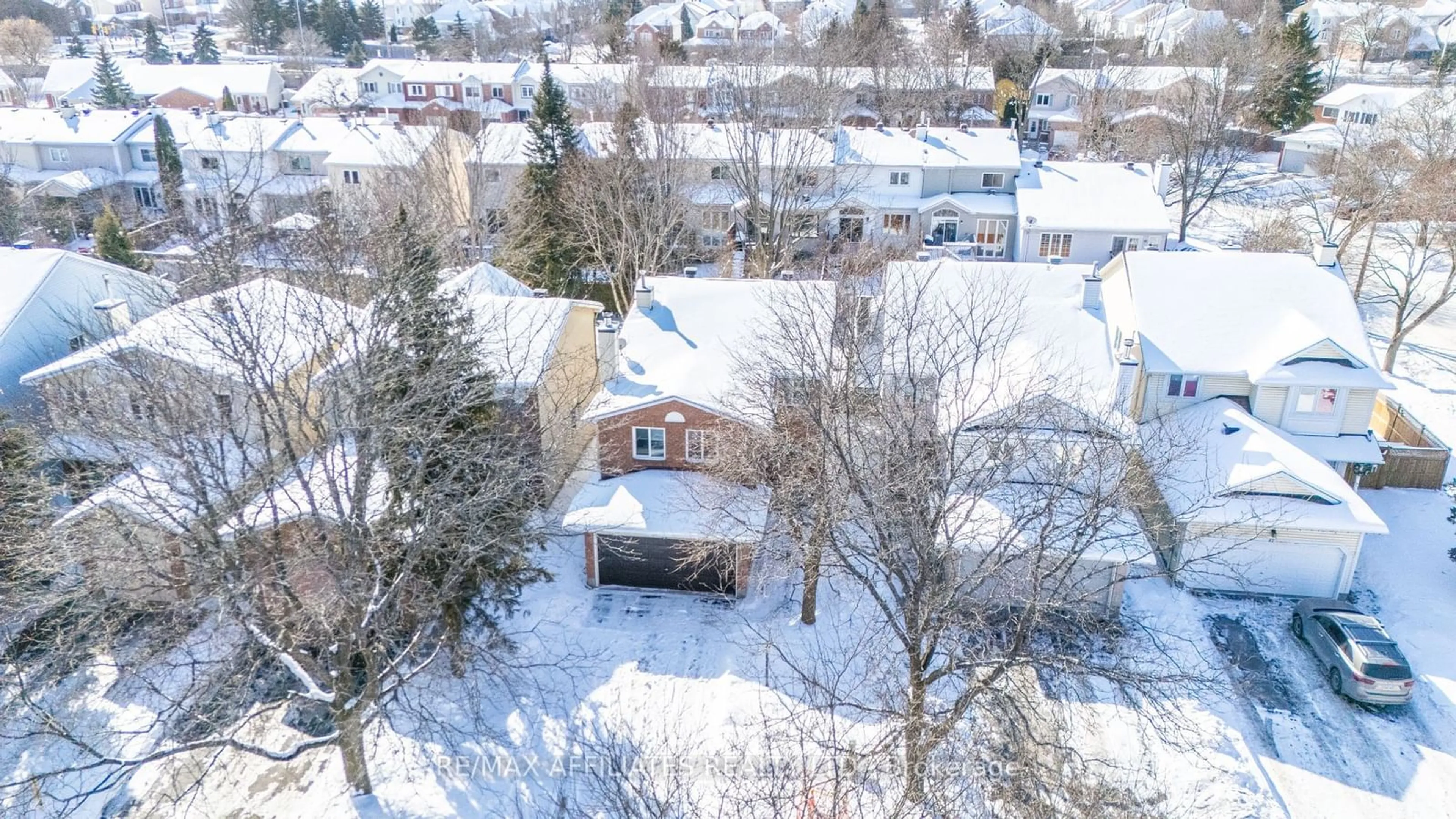 A pic from outside/outdoor area/front of a property/back of a property/a pic from drone, city buildings view from balcony for 33 Inverary Dr, Kanata Ontario K2K 2R8