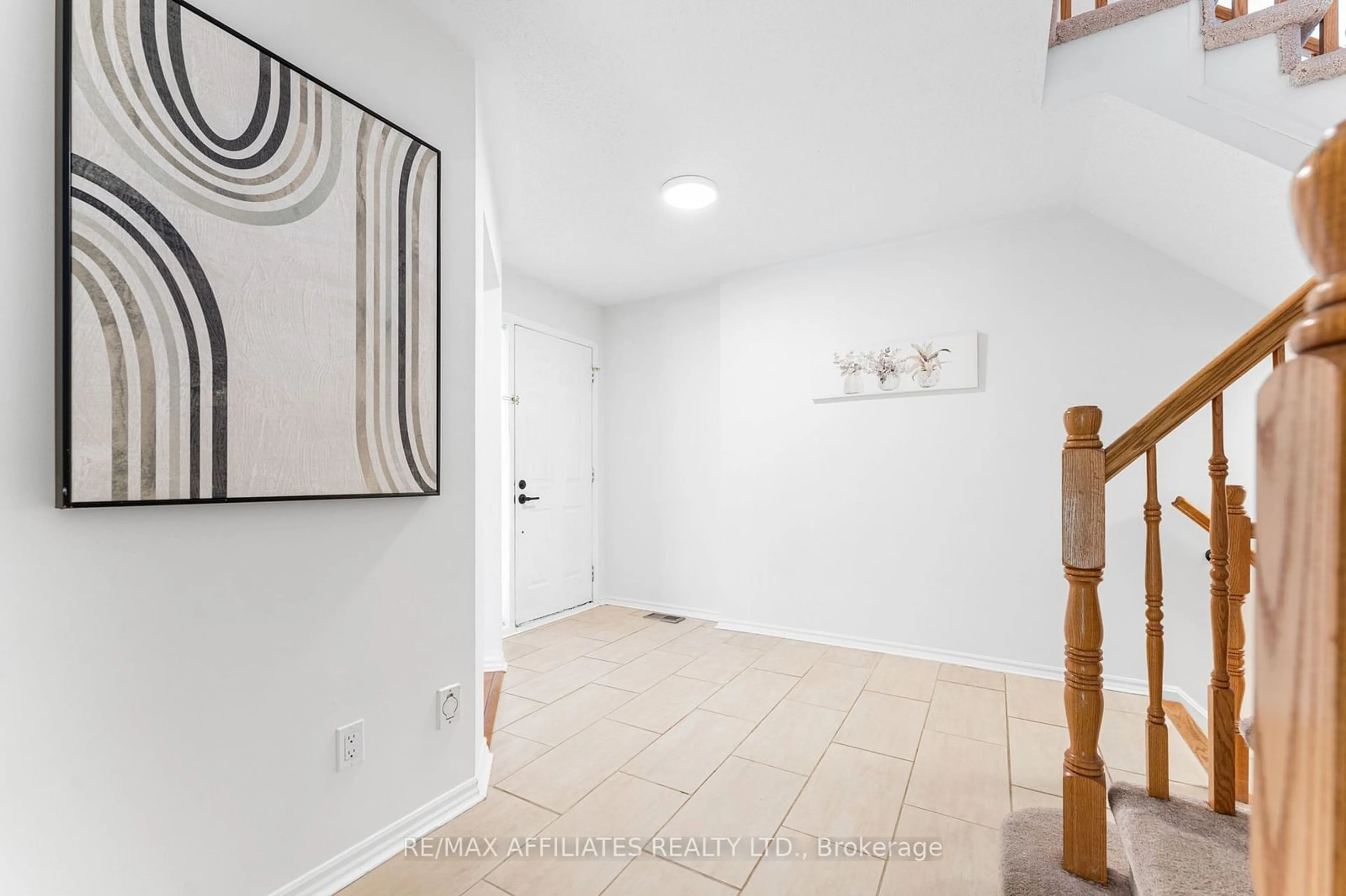 Indoor entryway for 33 Inverary Dr, Kanata Ontario K2K 2R8