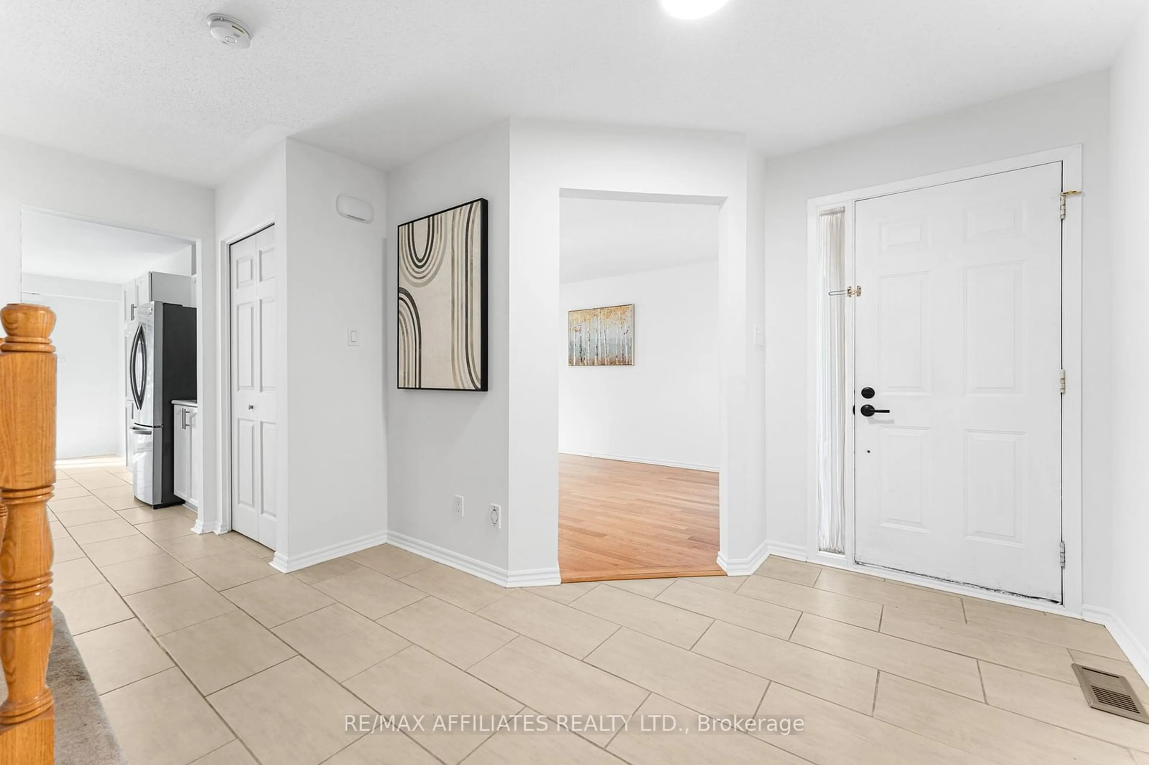 Indoor entryway for 33 Inverary Dr, Kanata Ontario K2K 2R8