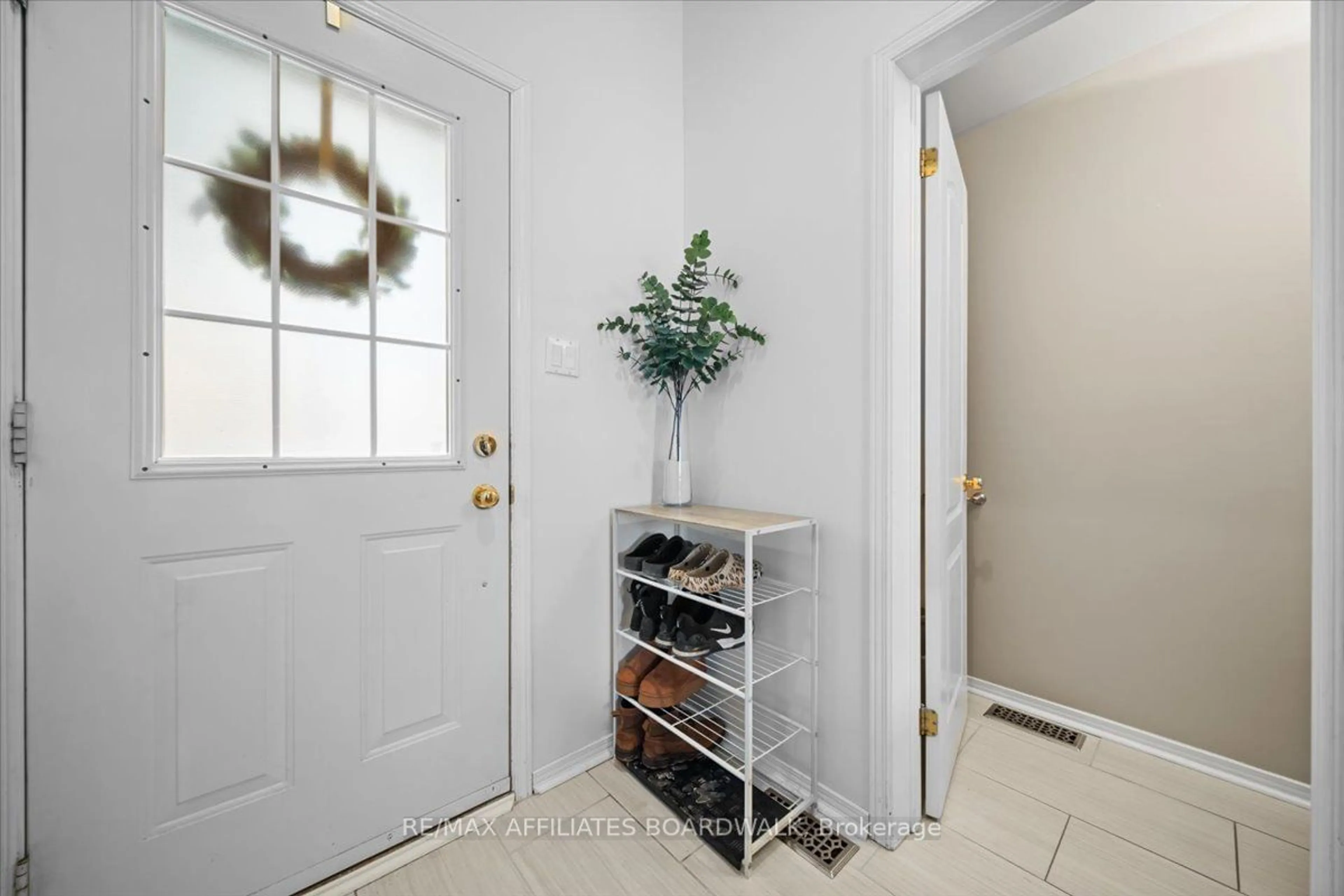 Indoor entryway for 4 Landover Cres, Kanata Ontario K2M 2W2