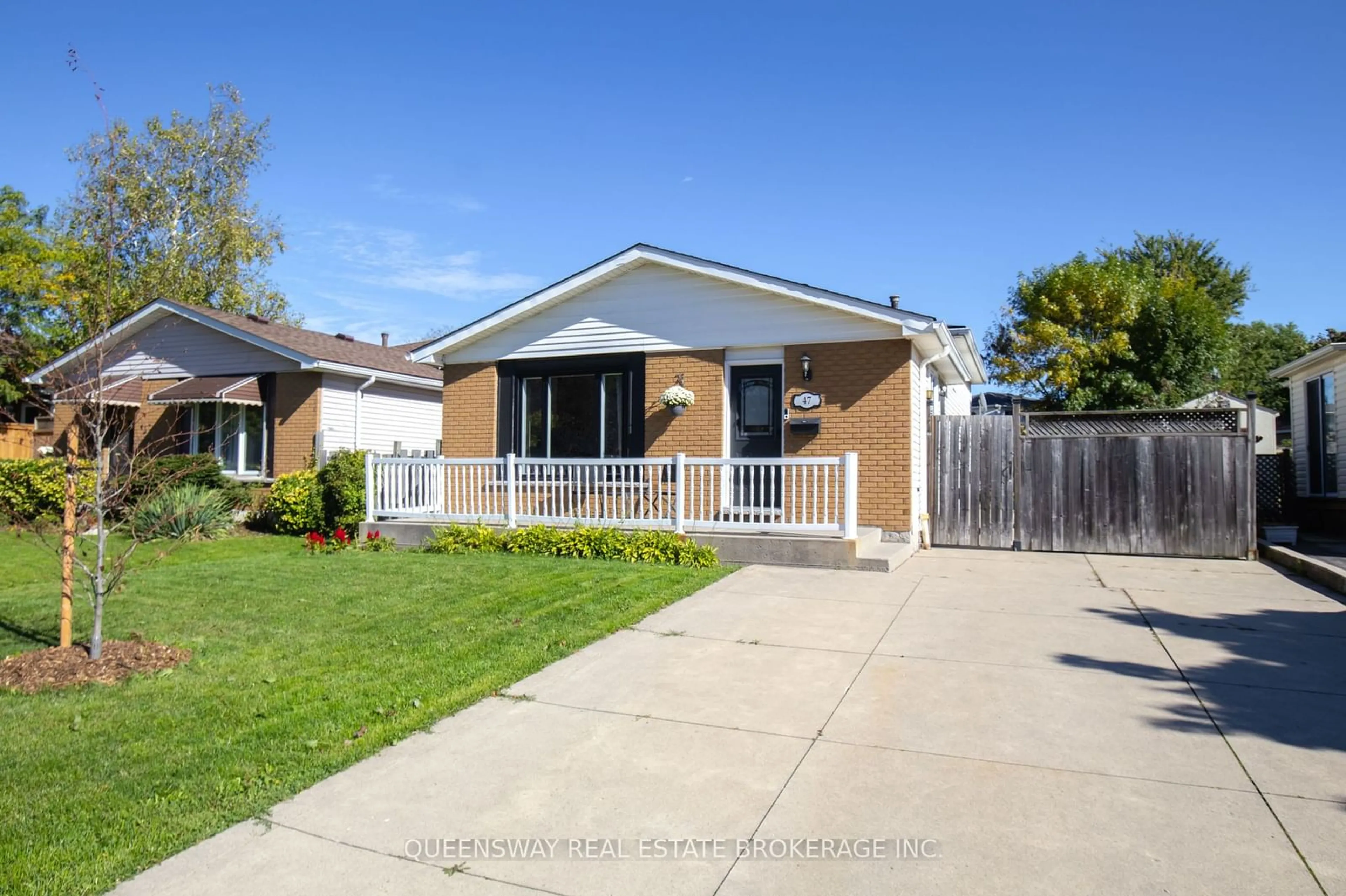 Home with vinyl exterior material, street for 47 Lambert St, Hamilton Ontario L8V 4N6