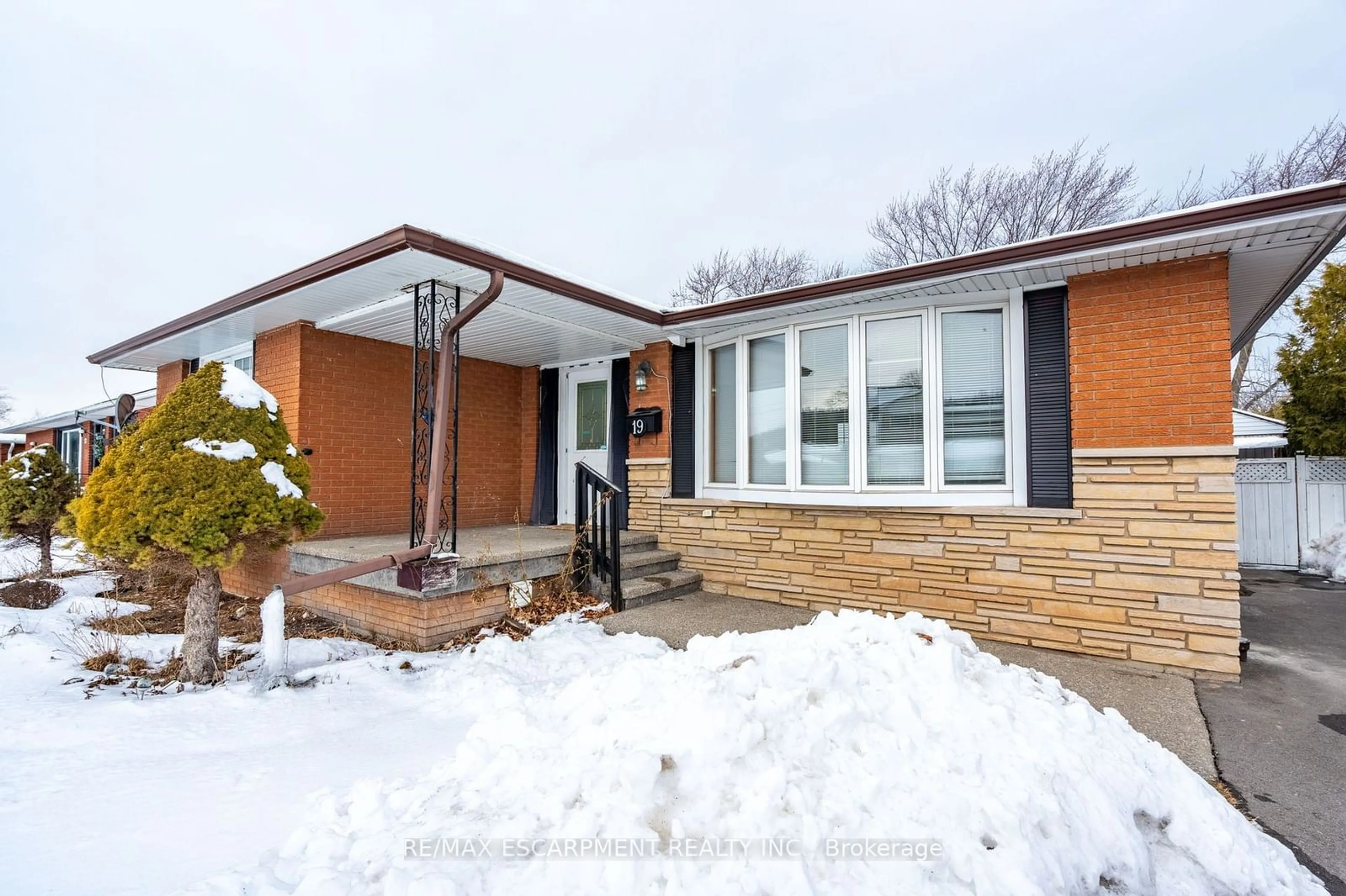 Home with brick exterior material, street for 19 Winthrop Pl, Hamilton Ontario L8G 3M3