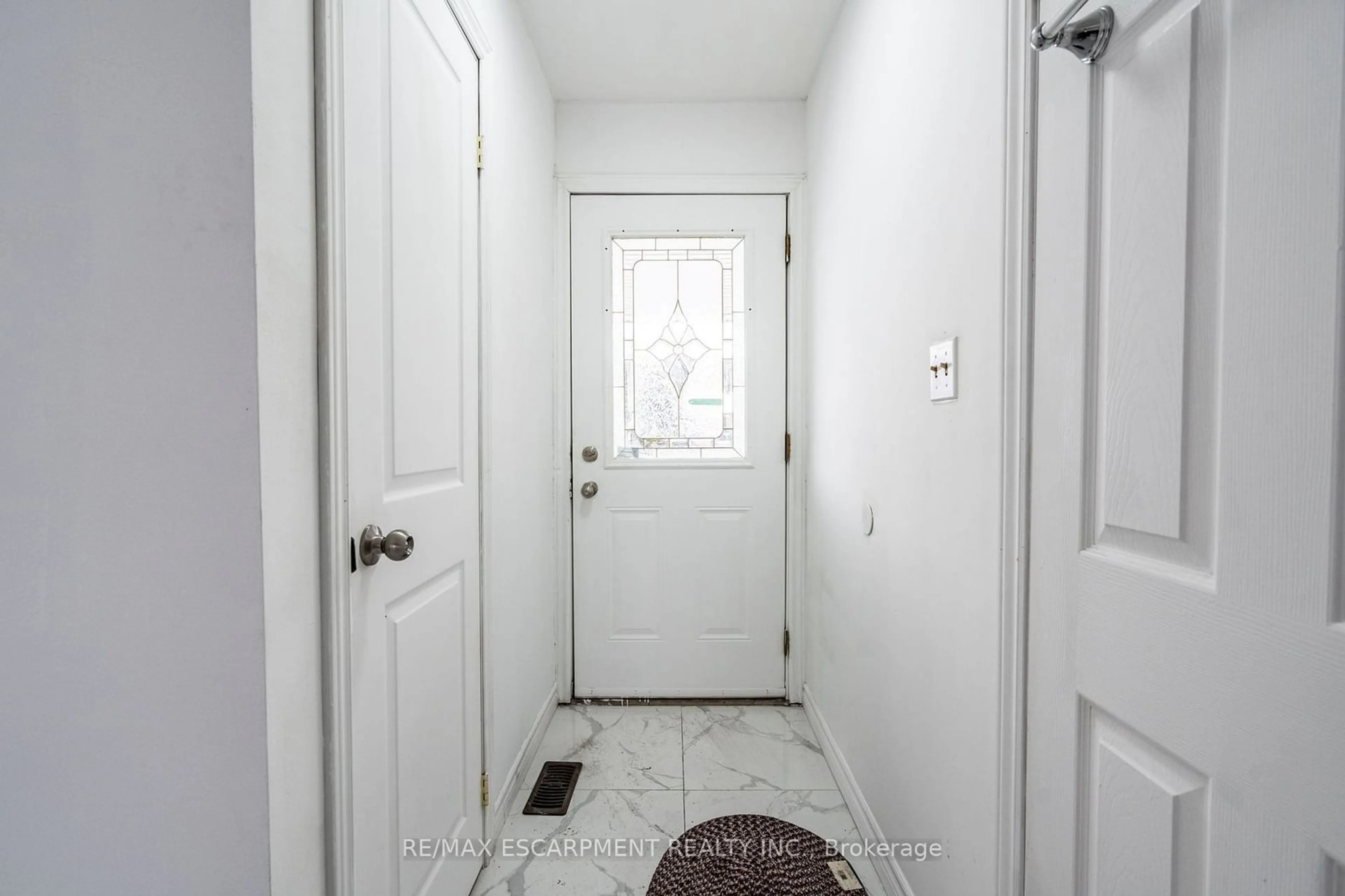 Indoor entryway for 19 Winthrop Pl, Hamilton Ontario L8G 3M3