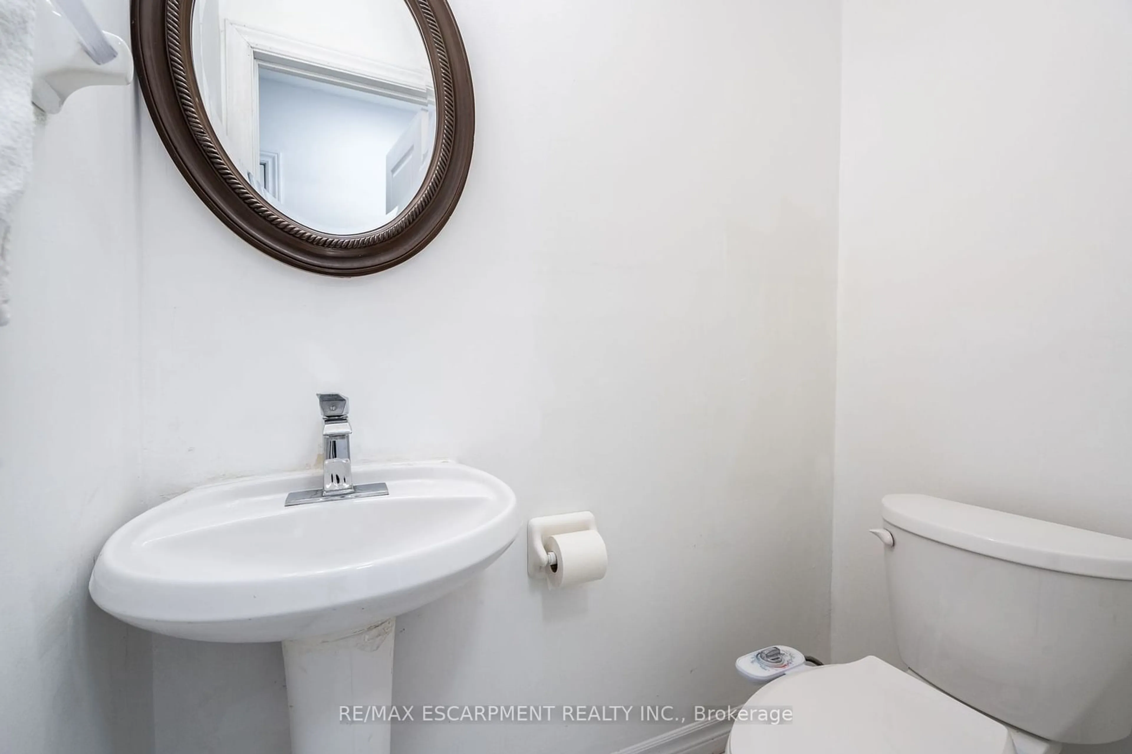 Standard bathroom, unknown for 19 Winthrop Pl, Hamilton Ontario L8G 3M3