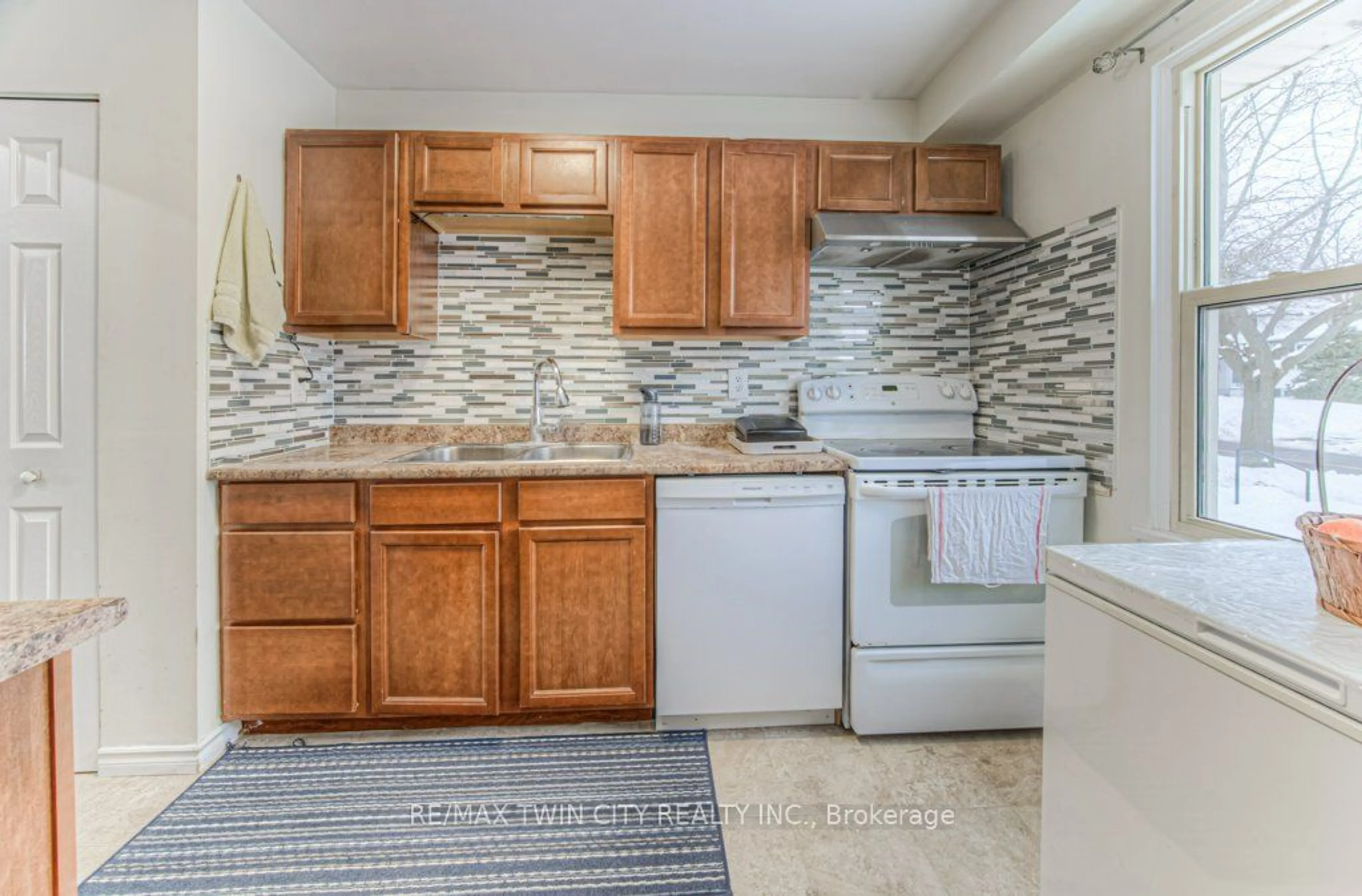 Standard kitchen, ceramic/tile floor for 52 Montcalm Dr #7, Kitchener Ontario N2B 2R1