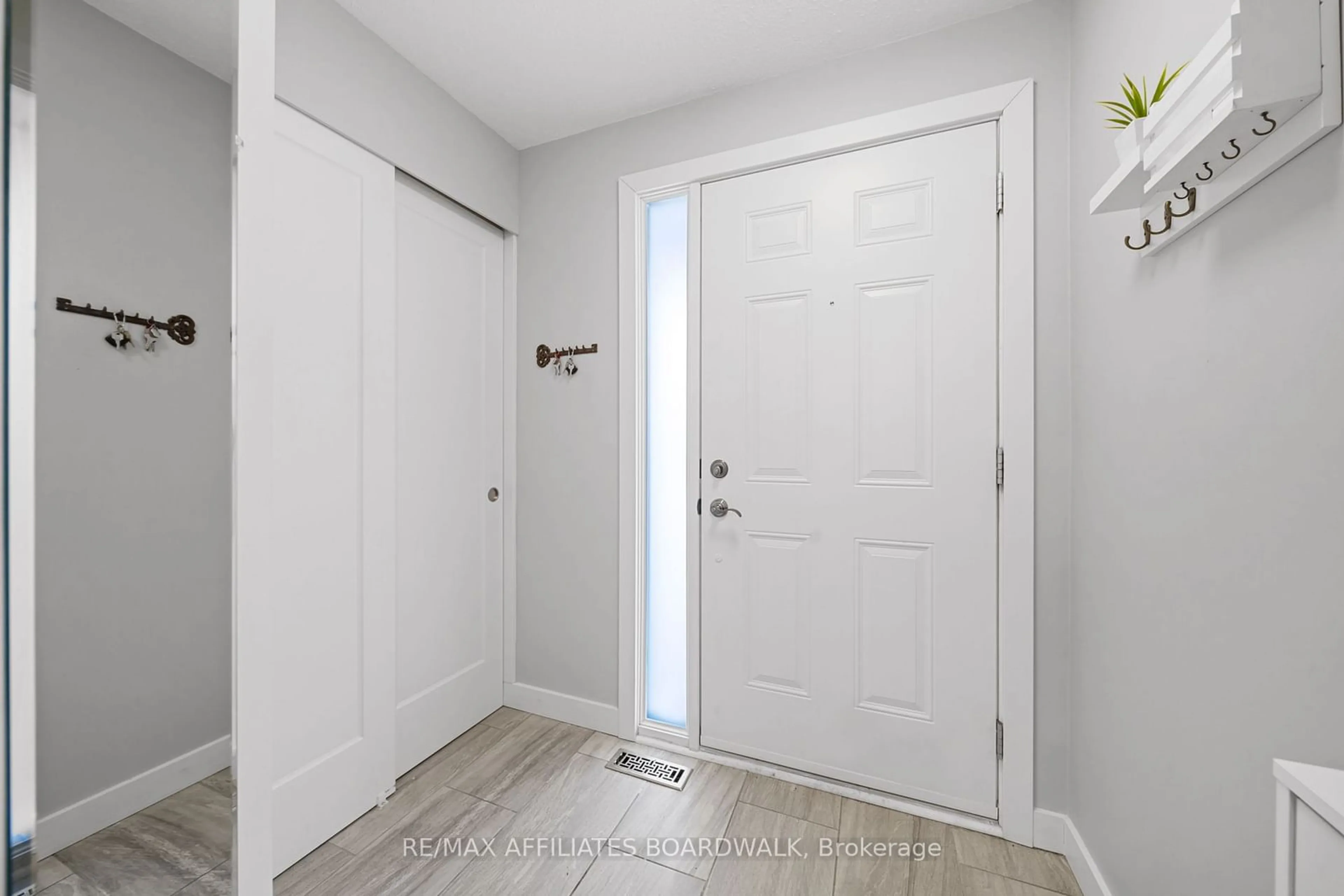 Indoor entryway for 1642 Du Sommet Pl, Orleans - Convent Glen and Area Ontario K1C 4Y9