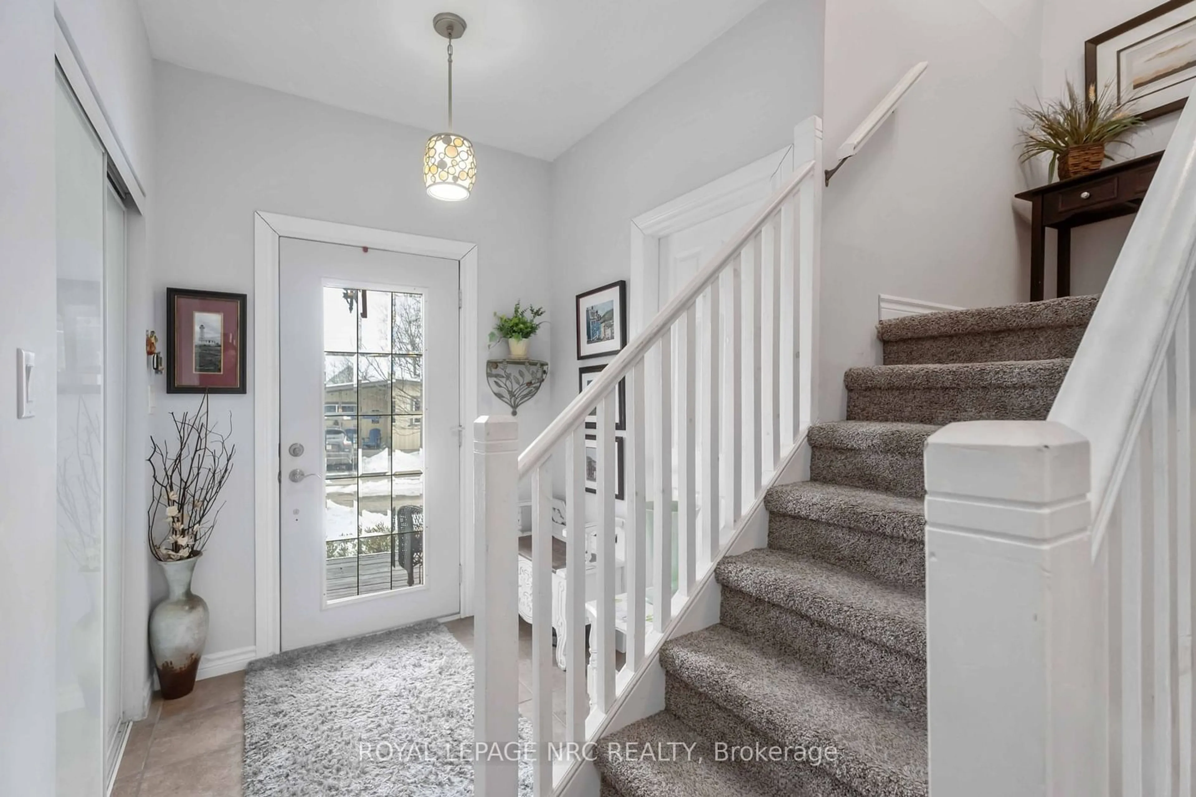 Indoor entryway for 207 CAMBRIDGE Rd, Fort Erie Ontario L0S 1B0