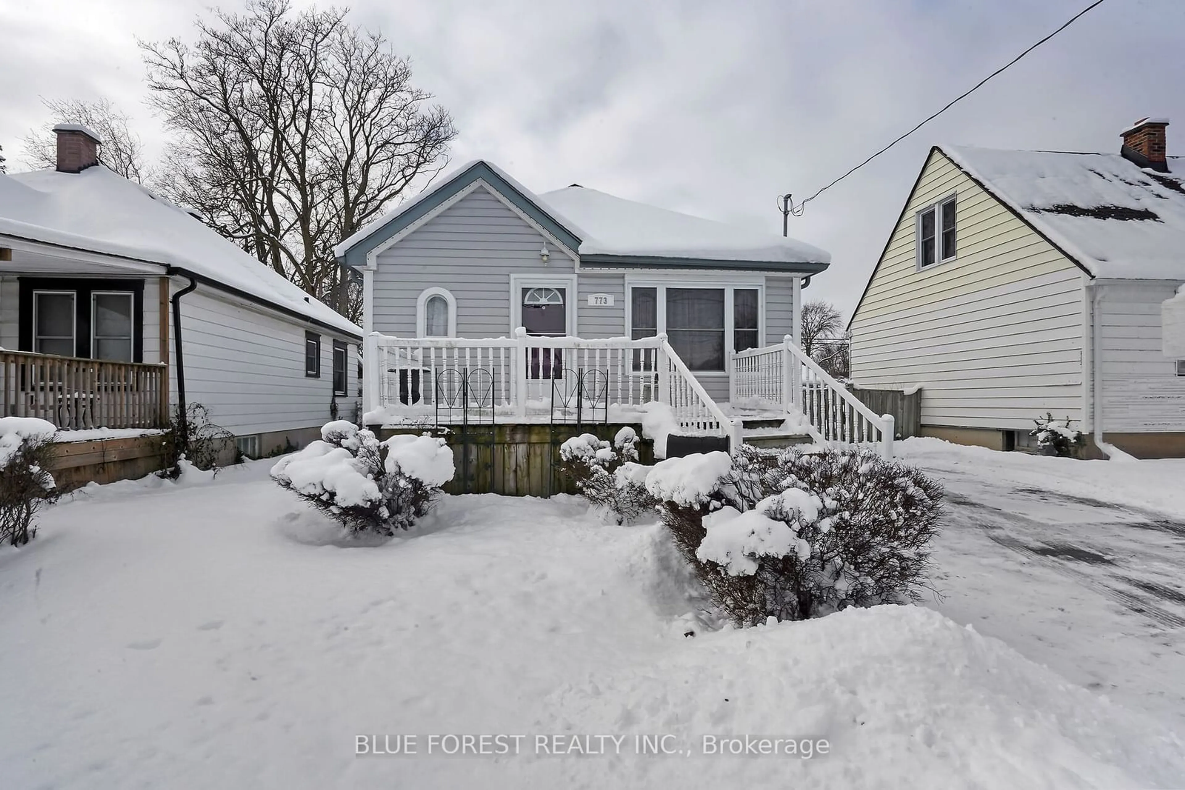 A pic from outside/outdoor area/front of a property/back of a property/a pic from drone, street for 773 Curry St, London Ontario N5Y 1N5