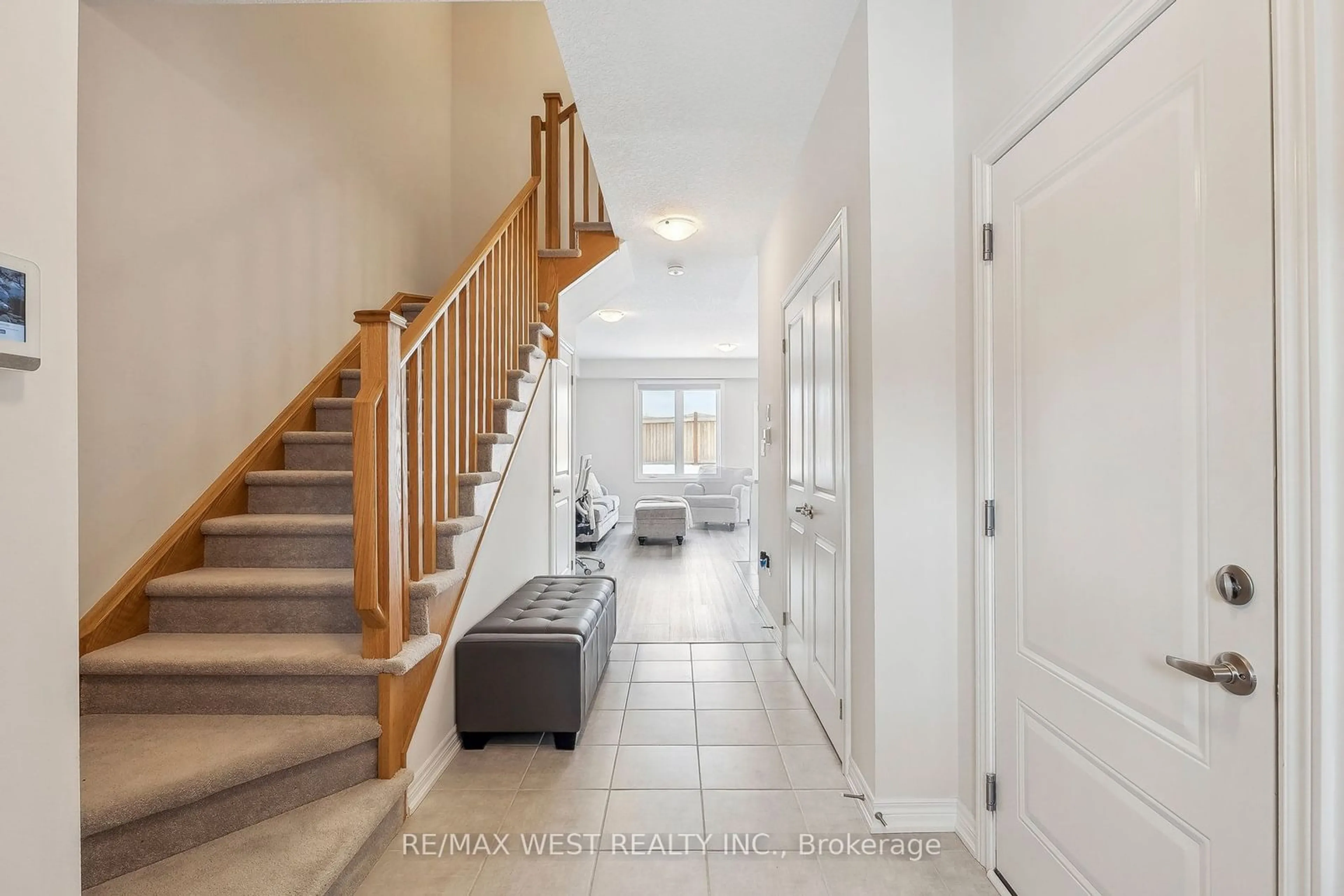 Indoor entryway for 89 Pinot Cres, Hamilton Ontario L8E 0J9