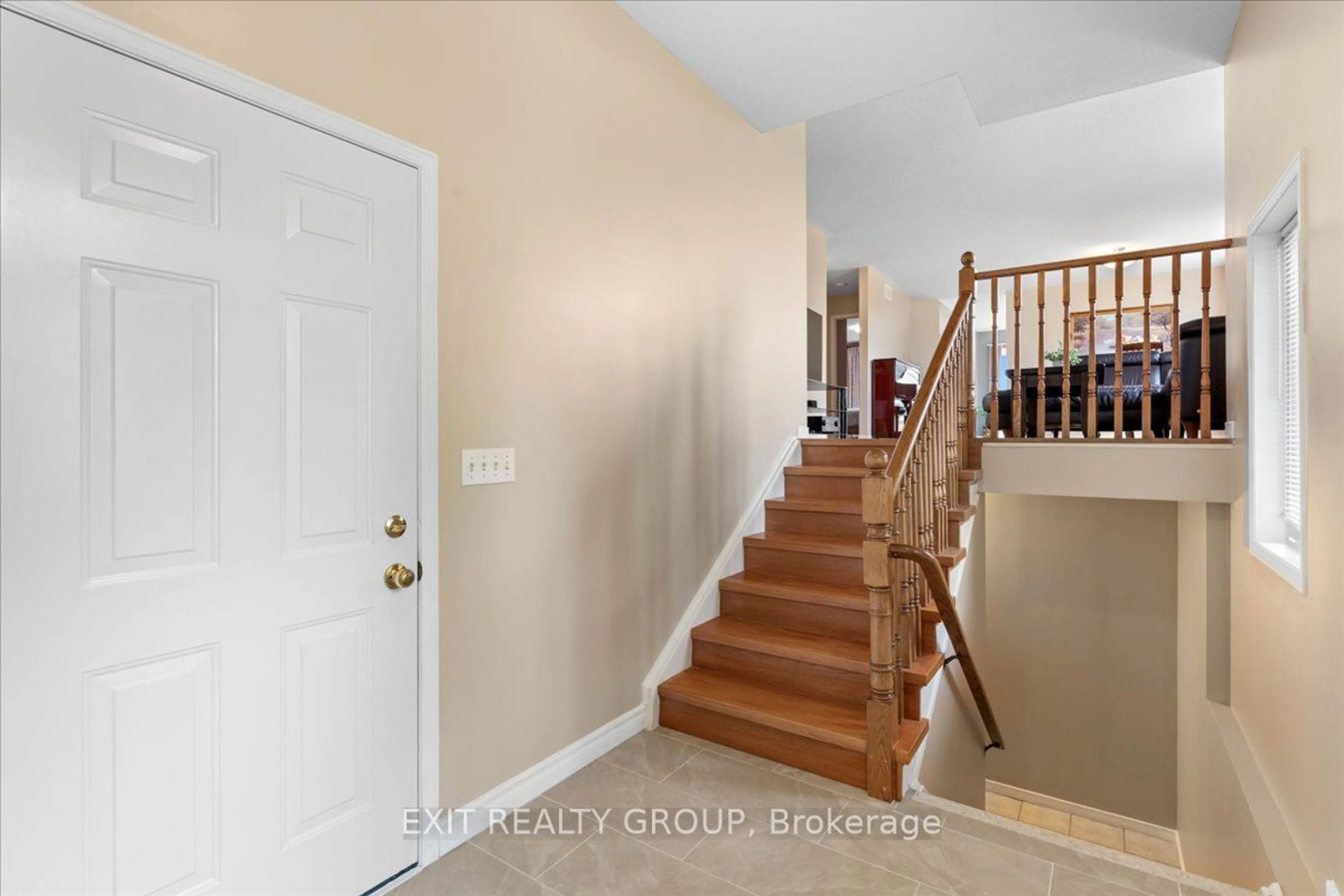 Indoor entryway for 352 Bridge St, Belleville Ontario K8P 5H1