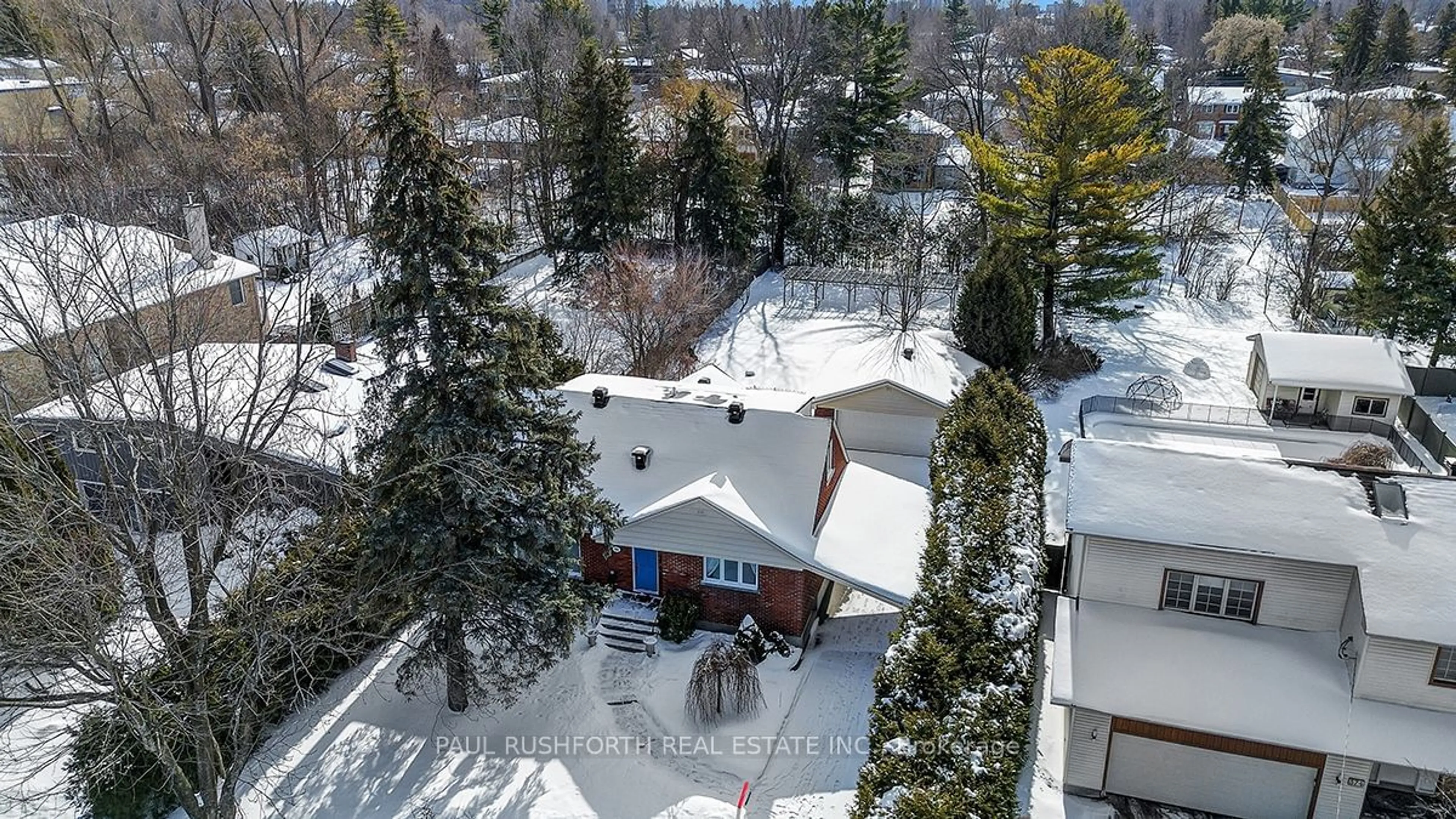 A pic from outside/outdoor area/front of a property/back of a property/a pic from drone, city buildings view from balcony for 386 Billings Ave, Alta Vista and Area Ontario K1H 5L6