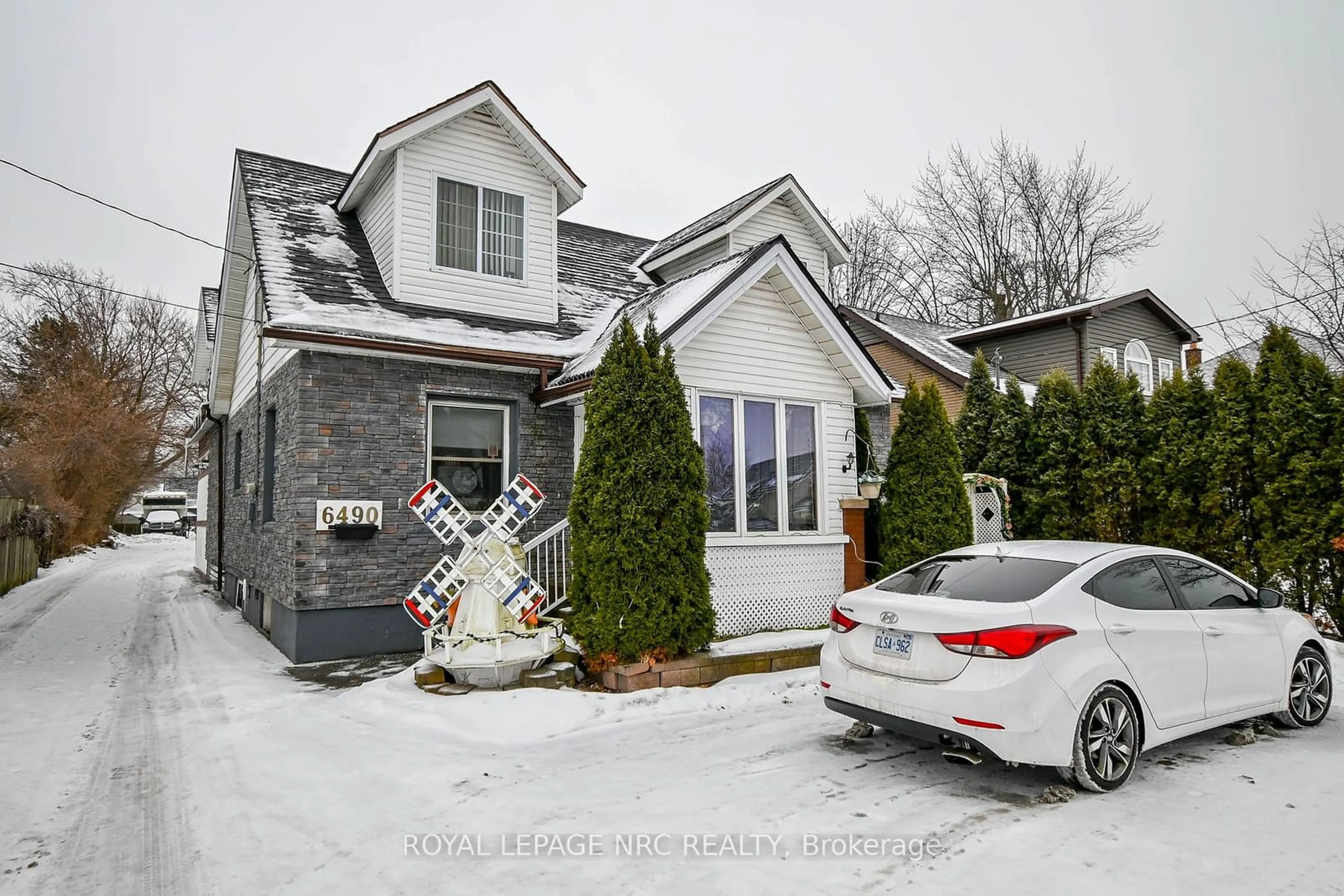 Home with brick exterior material, street for 6490 Thorold Stone Rd, Niagara Falls Ontario L2J 1B3