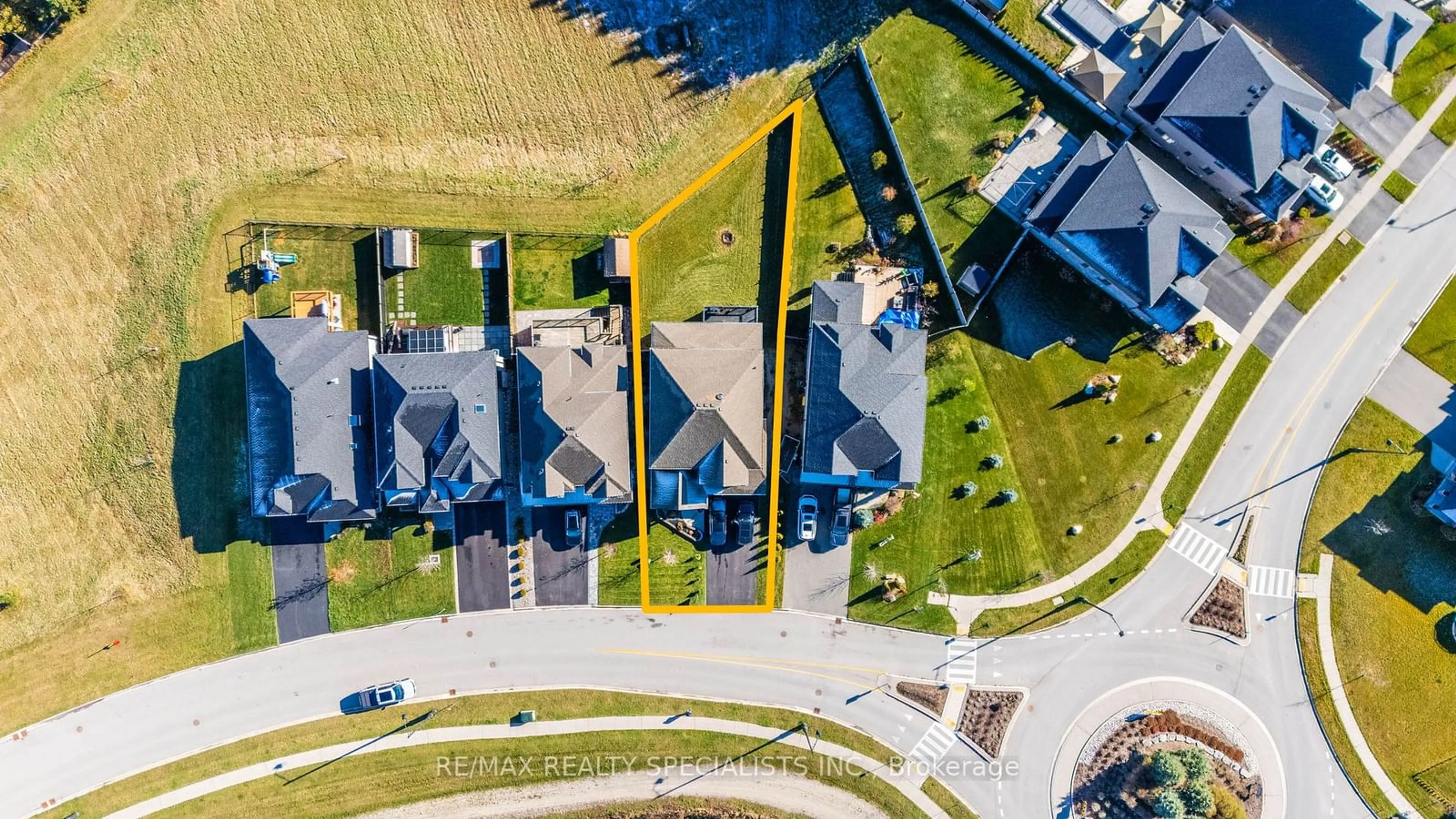 A pic from outside/outdoor area/front of a property/back of a property/a pic from drone, street for 19 Ritchie Dr, East Luther Grand Valley Ontario L9W 6W4