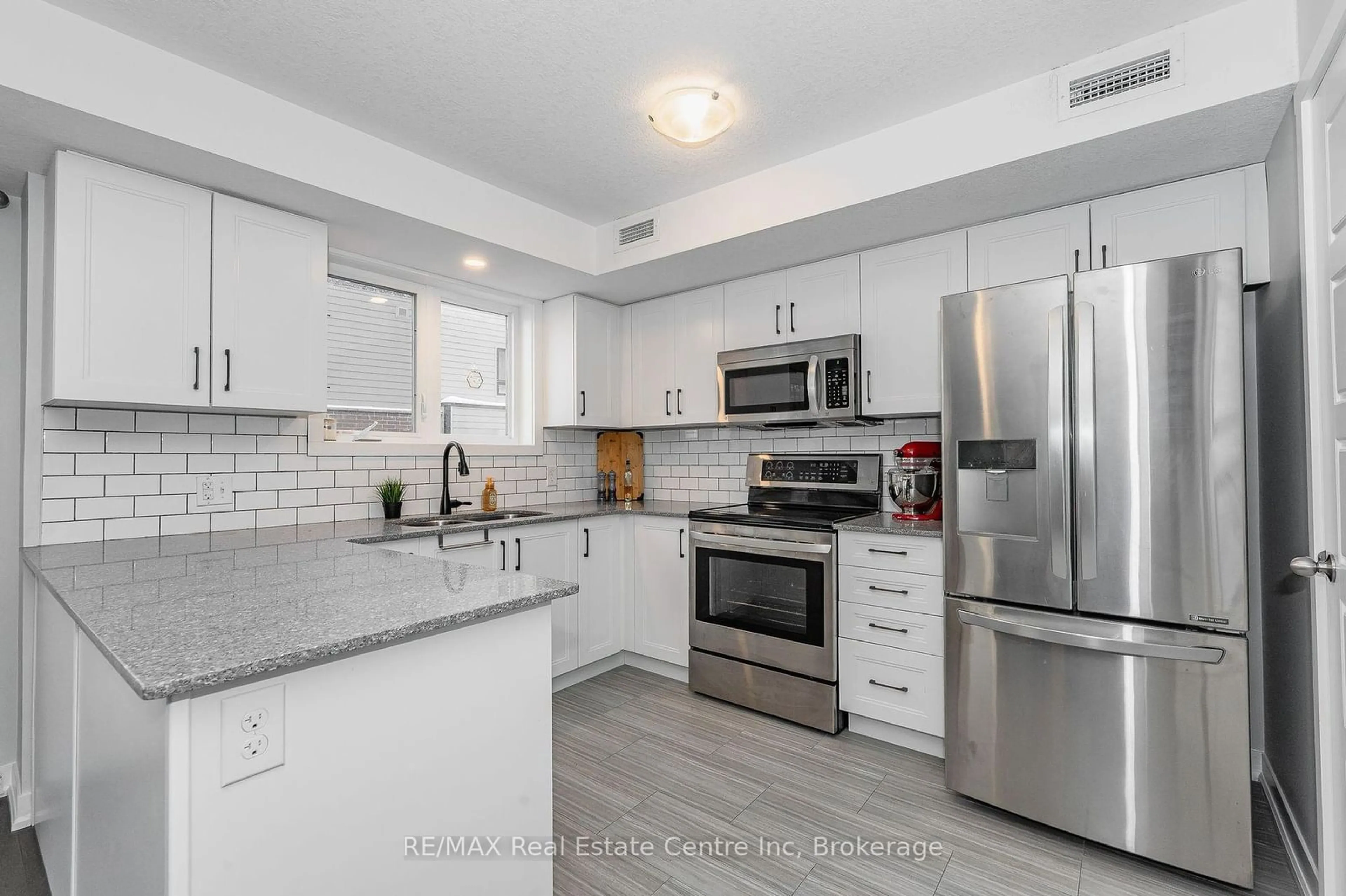 Open concept kitchen, ceramic/tile floor for 190 Century Hill Dr #B4, Kitchener Ontario N2E 0G9