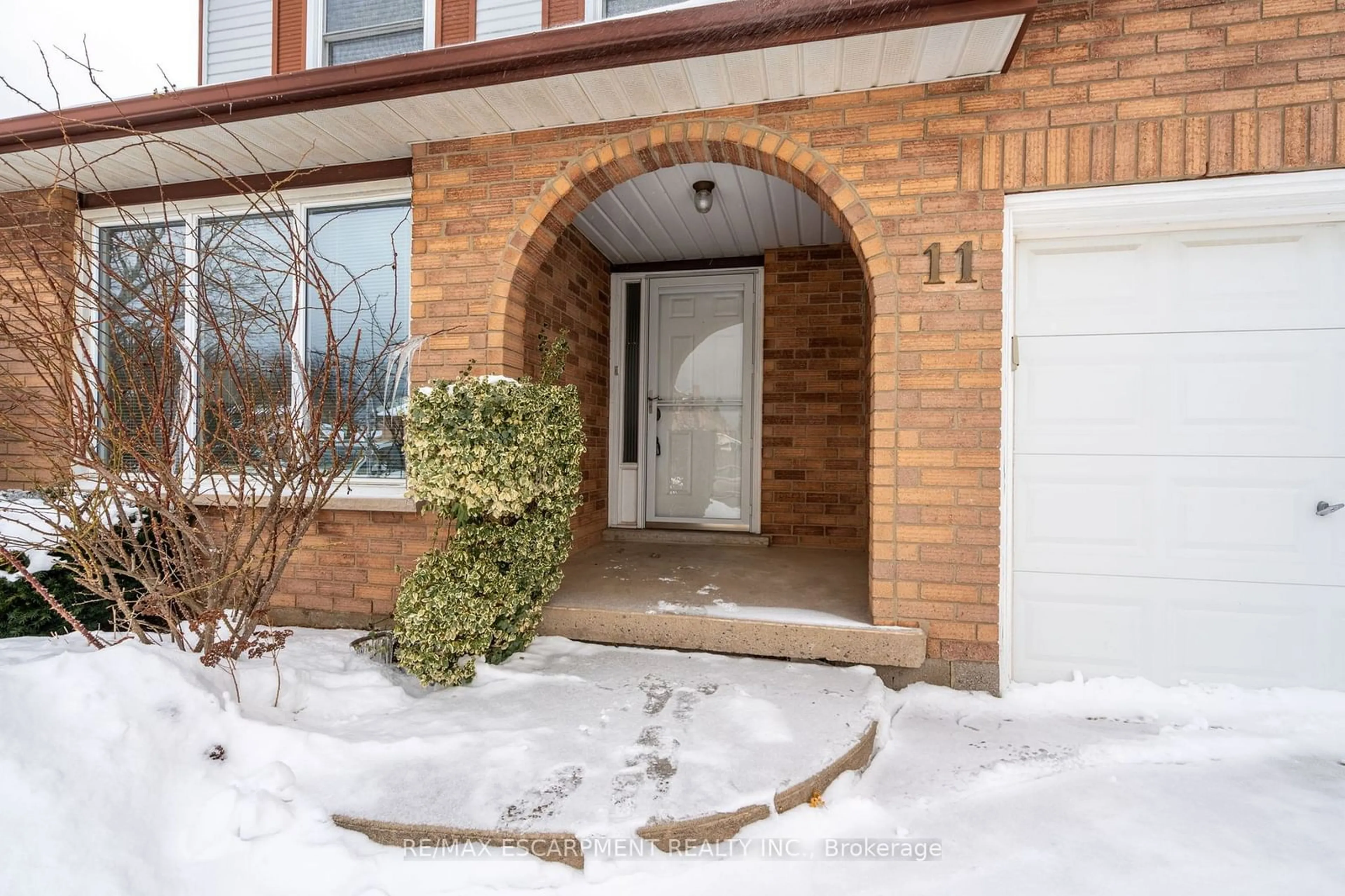 Indoor entryway for 11 Serafino Crt, Hamilton Ontario L9B 1X3