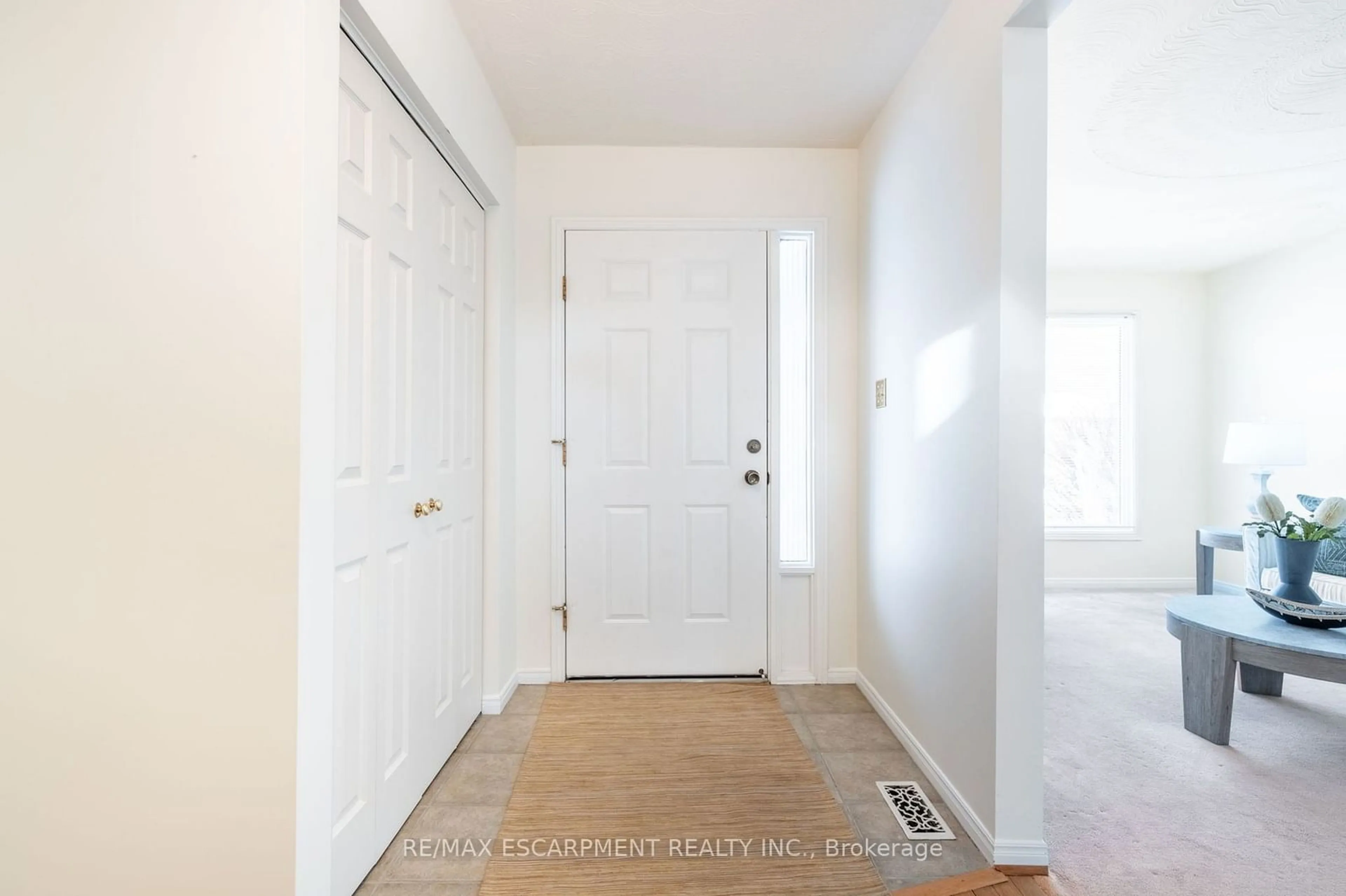 Indoor entryway for 11 Serafino Crt, Hamilton Ontario L9B 1X3