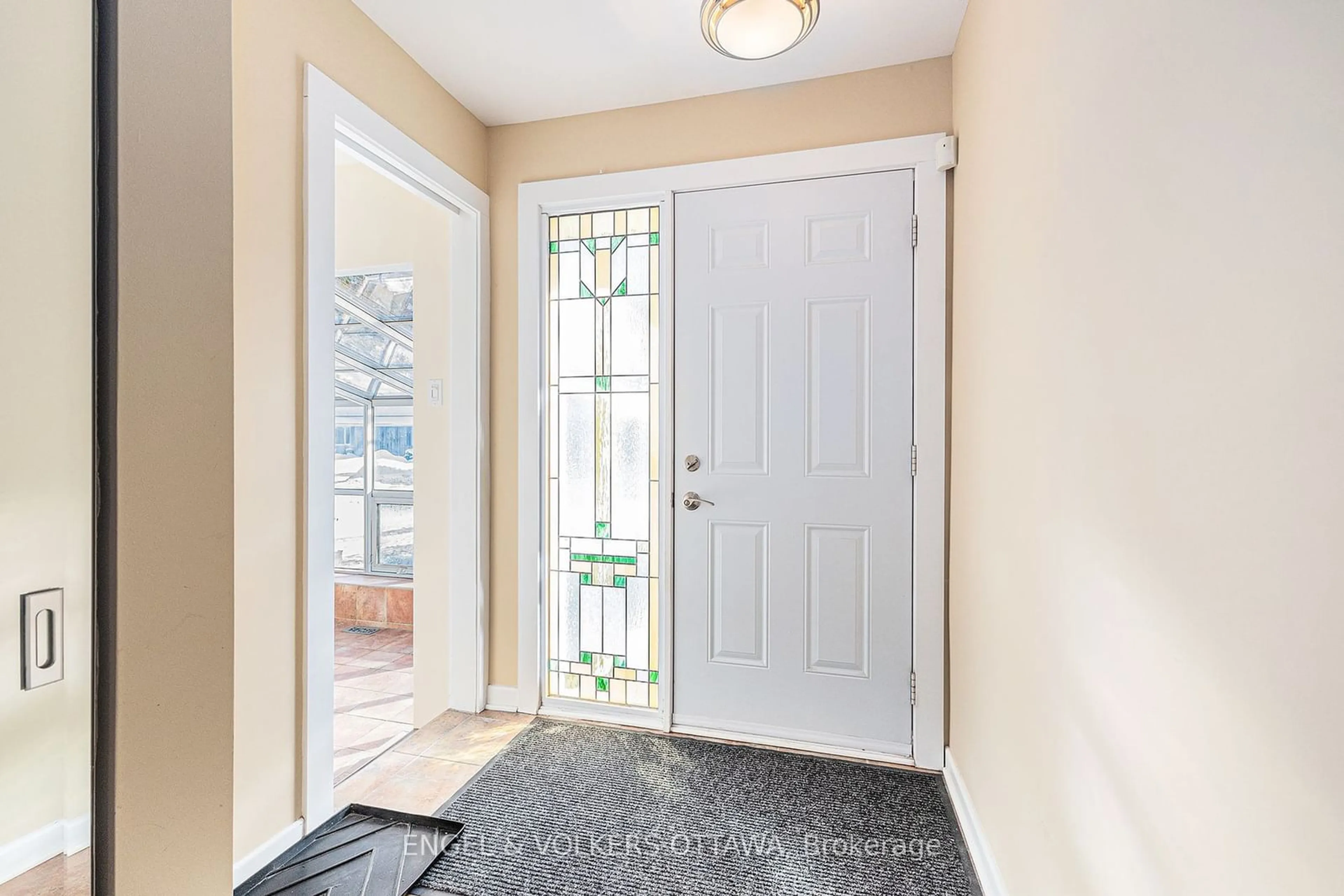 Indoor entryway for 1930 Fairmeadow Cres, Alta Vista and Area Ontario K1H 7B9