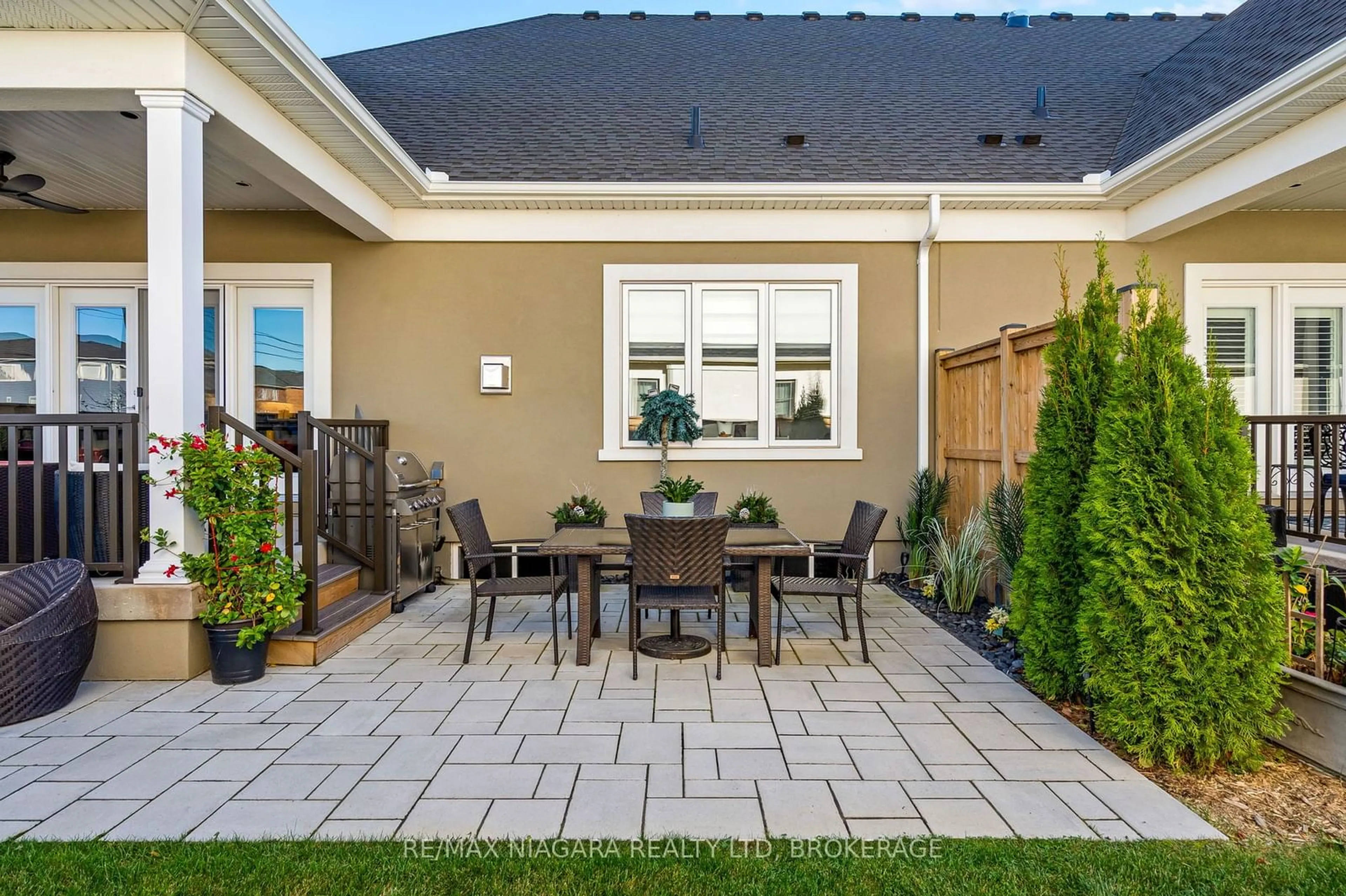 Patio, street for 17 MILLS Lane, Niagara-on-the-Lake Ontario L0S 1J1