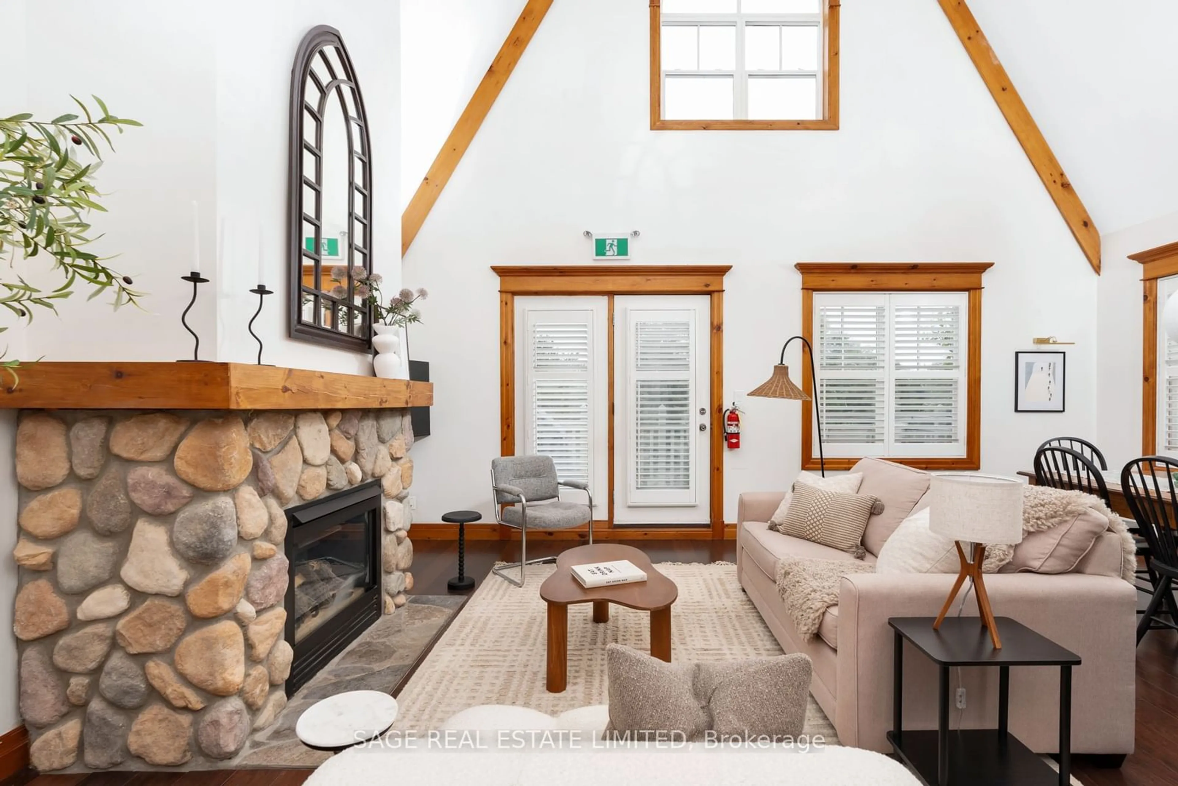 Living room with furniture, unknown for 184 Snowbridge Way #209, Blue Mountains Ontario L9Y 0V1