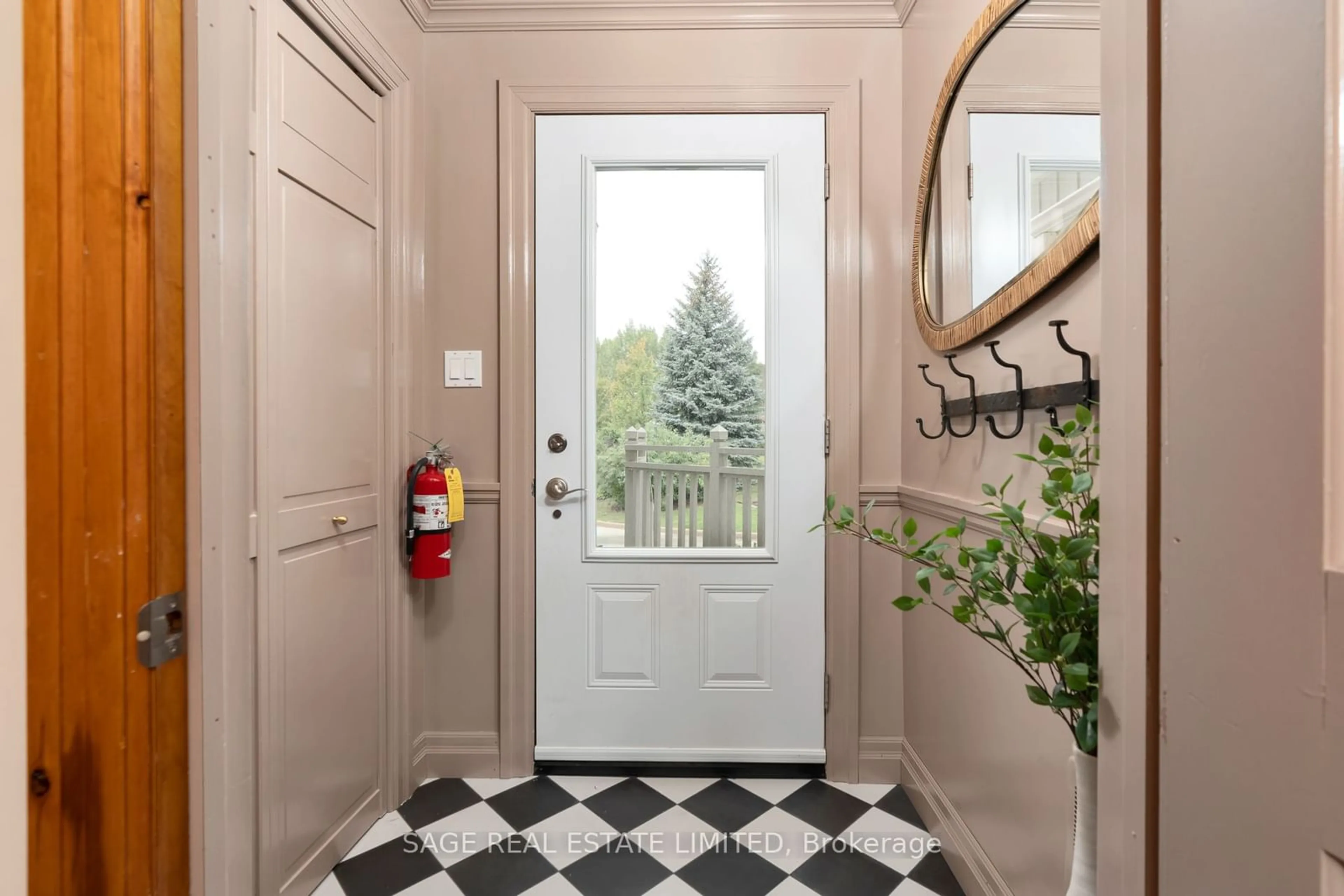 Indoor entryway for 184 Snowbridge Way #209, Blue Mountains Ontario L9Y 0V1