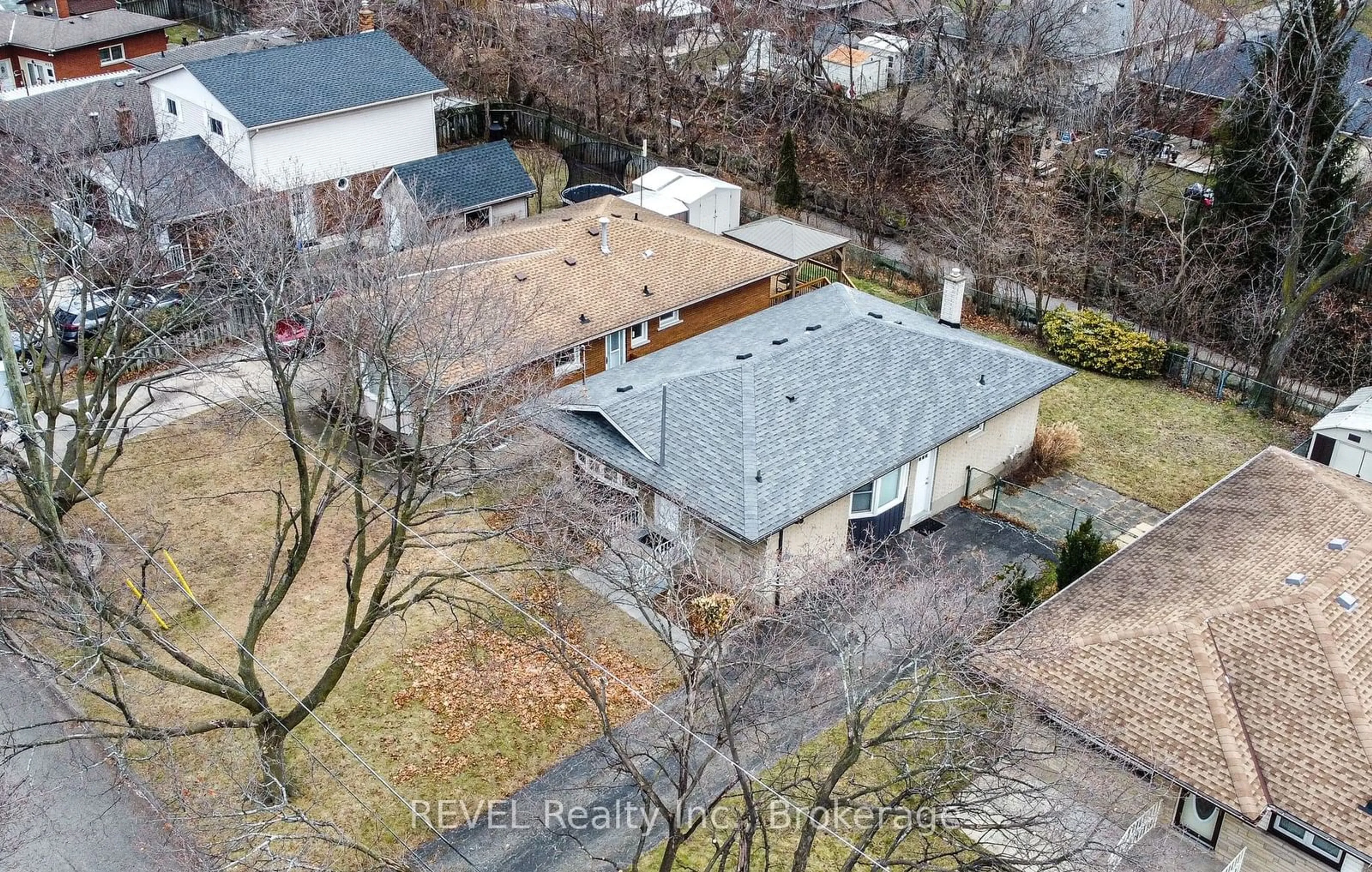 A pic from outside/outdoor area/front of a property/back of a property/a pic from drone, street for 58 Highcourt Cres, St. Catharines Ontario L2M 3M6