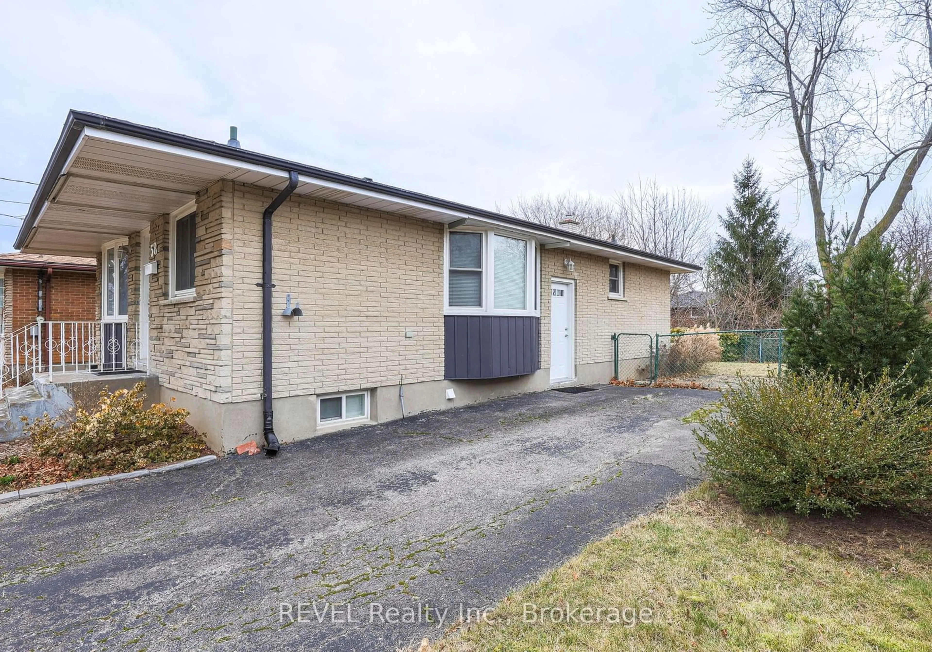 A pic from outside/outdoor area/front of a property/back of a property/a pic from drone, street for 58 Highcourt Cres, St. Catharines Ontario L2M 3M6