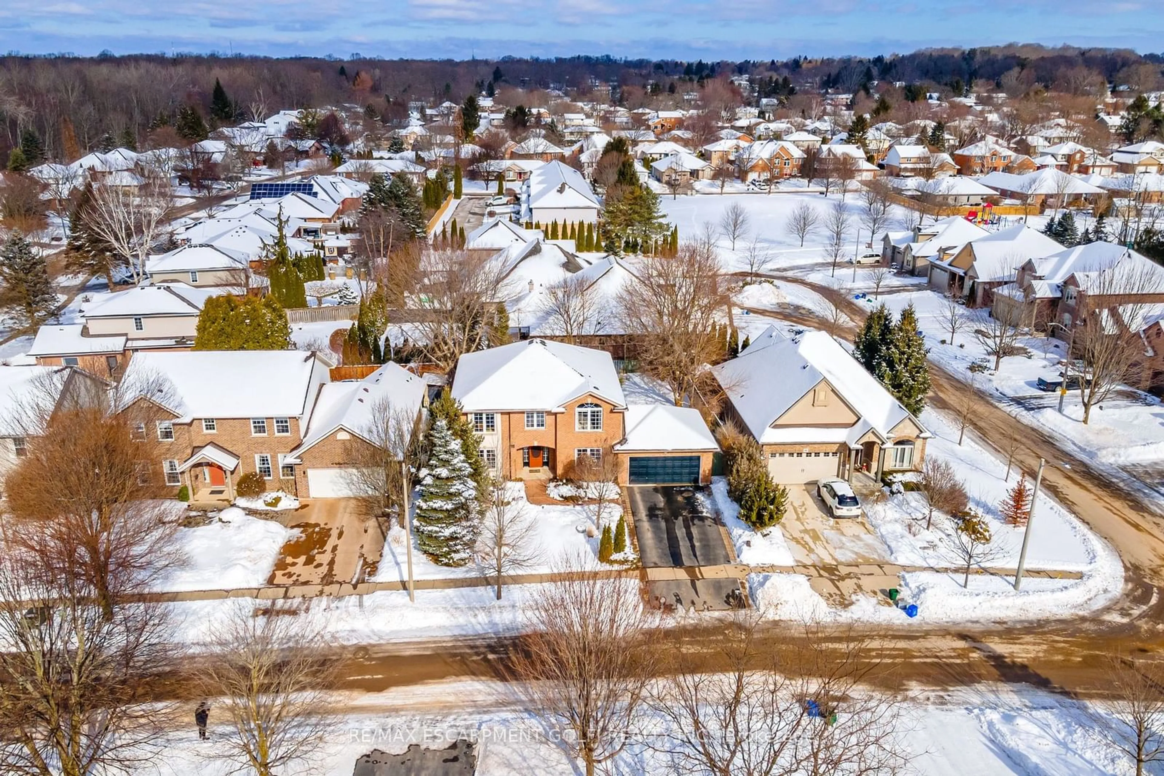 A pic from outside/outdoor area/front of a property/back of a property/a pic from drone, street for 62 Rolling Meadows Blvd, Pelham Ontario L0S 1E4