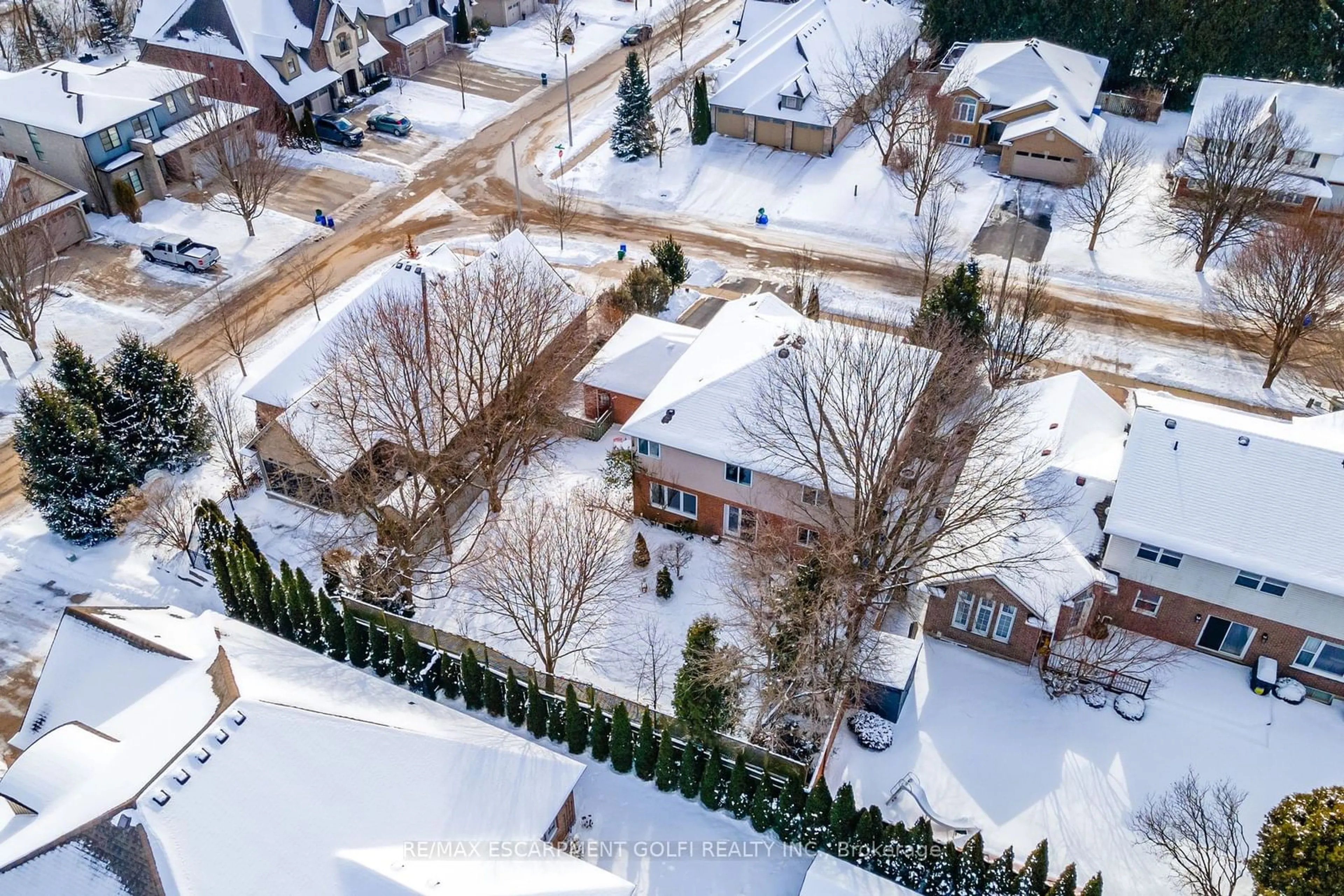 A pic from outside/outdoor area/front of a property/back of a property/a pic from drone, street for 62 Rolling Meadows Blvd, Pelham Ontario L0S 1E4