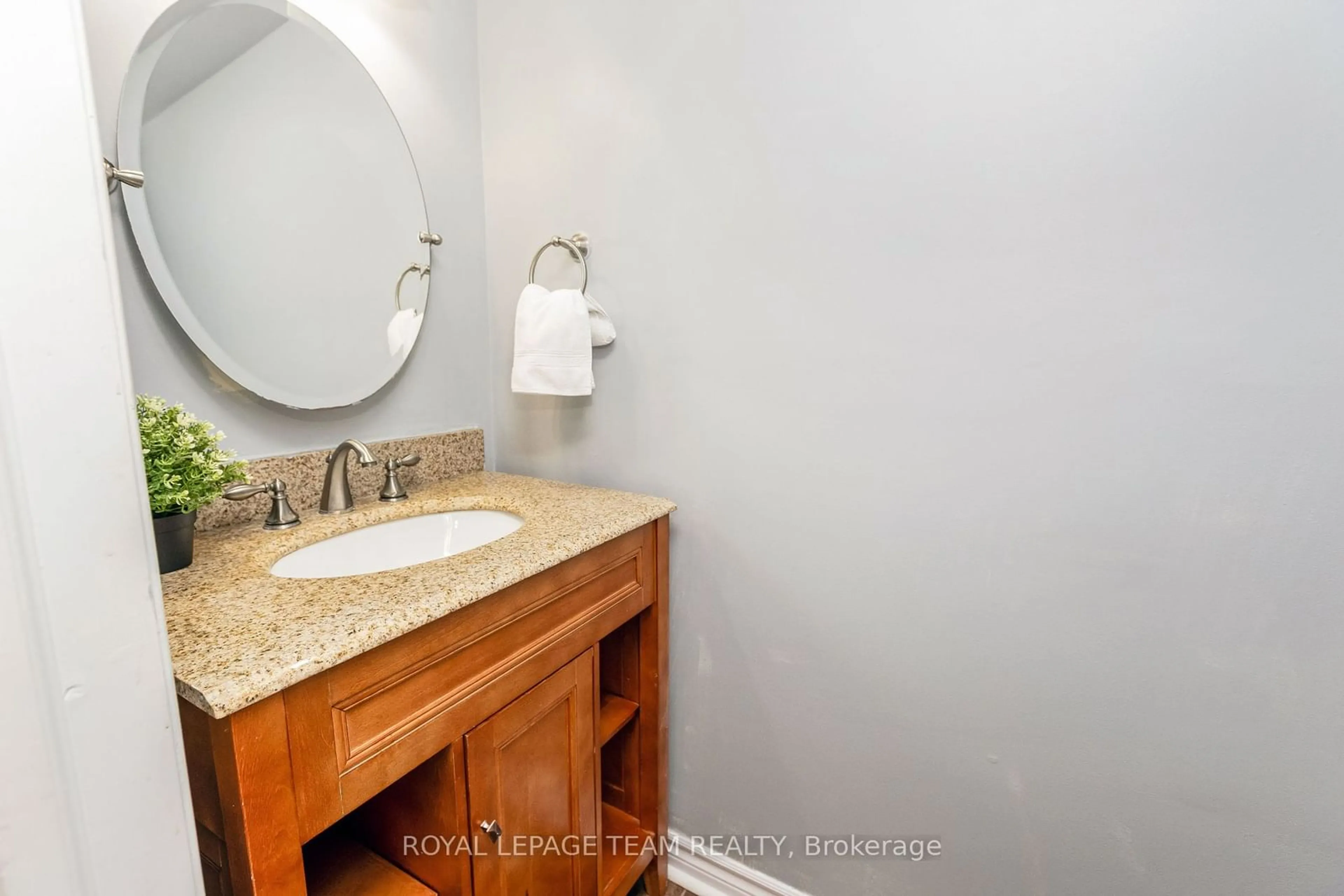 Standard bathroom, ceramic/tile floor for 229 McCurdy Dr, Kanata Ontario K2L 2L5