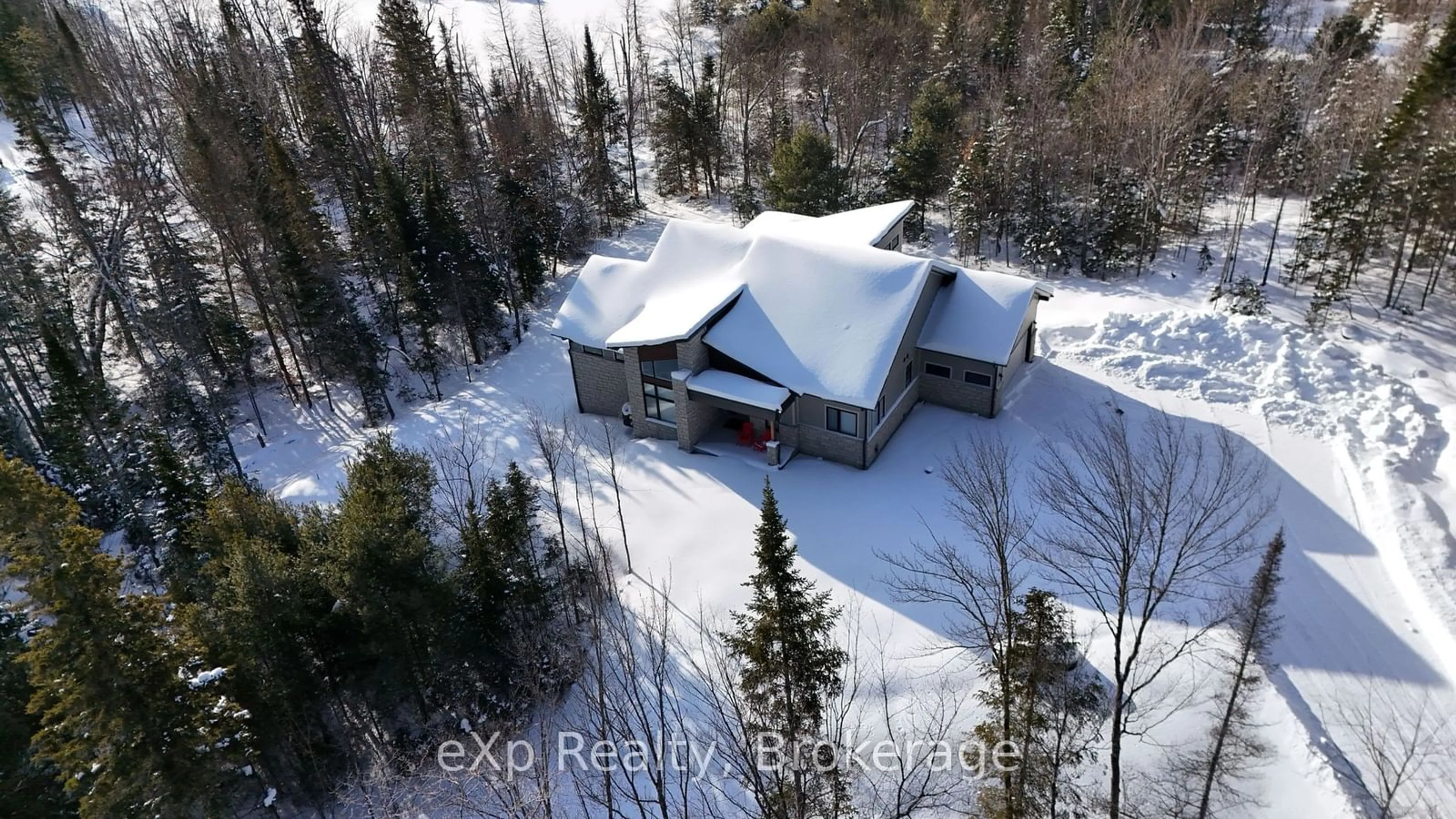 A pic from outside/outdoor area/front of a property/back of a property/a pic from drone, building for 1017 Ridgeline Dr, Lake of Bays Ontario P1J 2J6