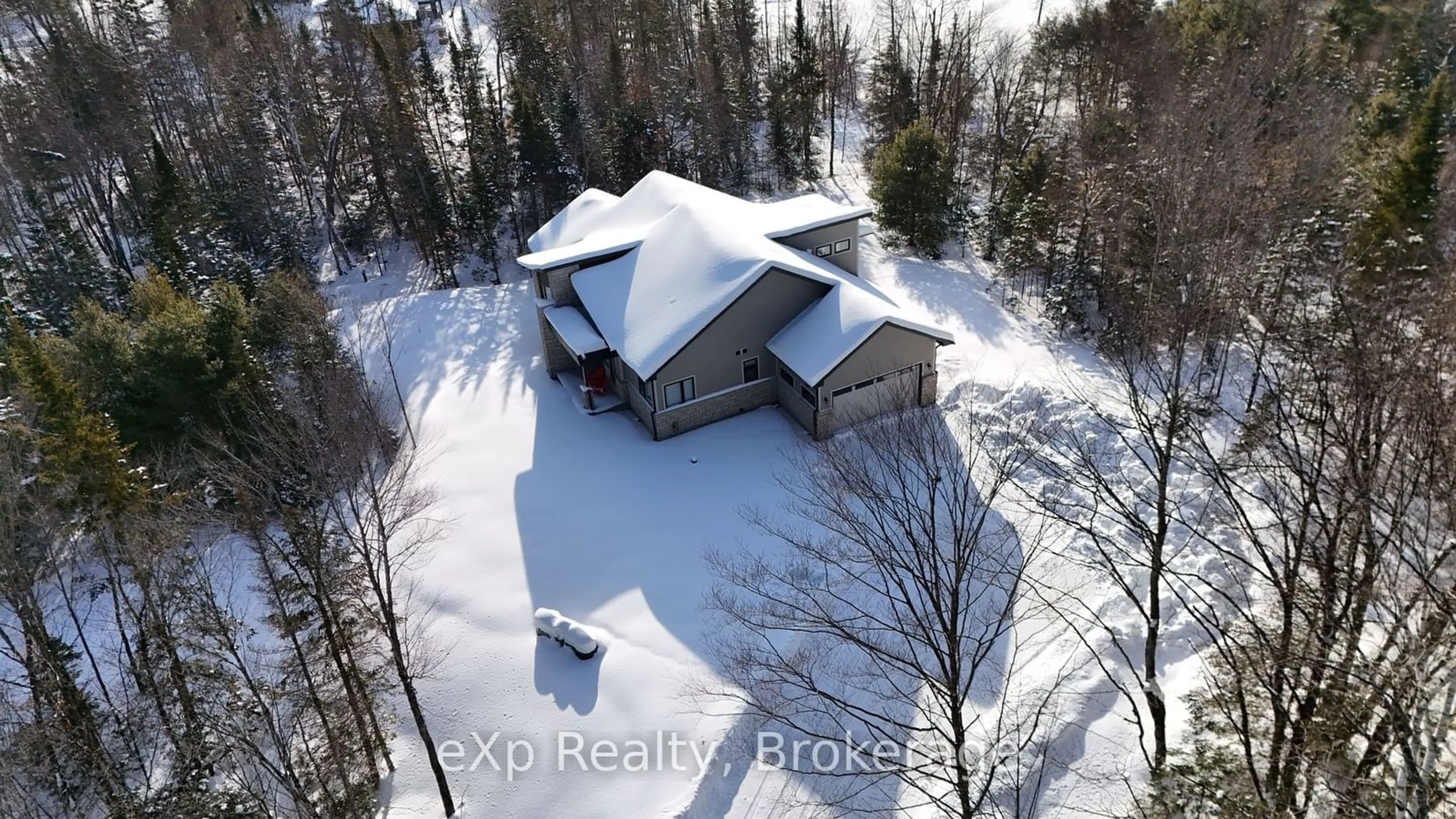 A pic from outside/outdoor area/front of a property/back of a property/a pic from drone, unknown for 1017 Ridgeline Dr, Lake of Bays Ontario P1J 2J6