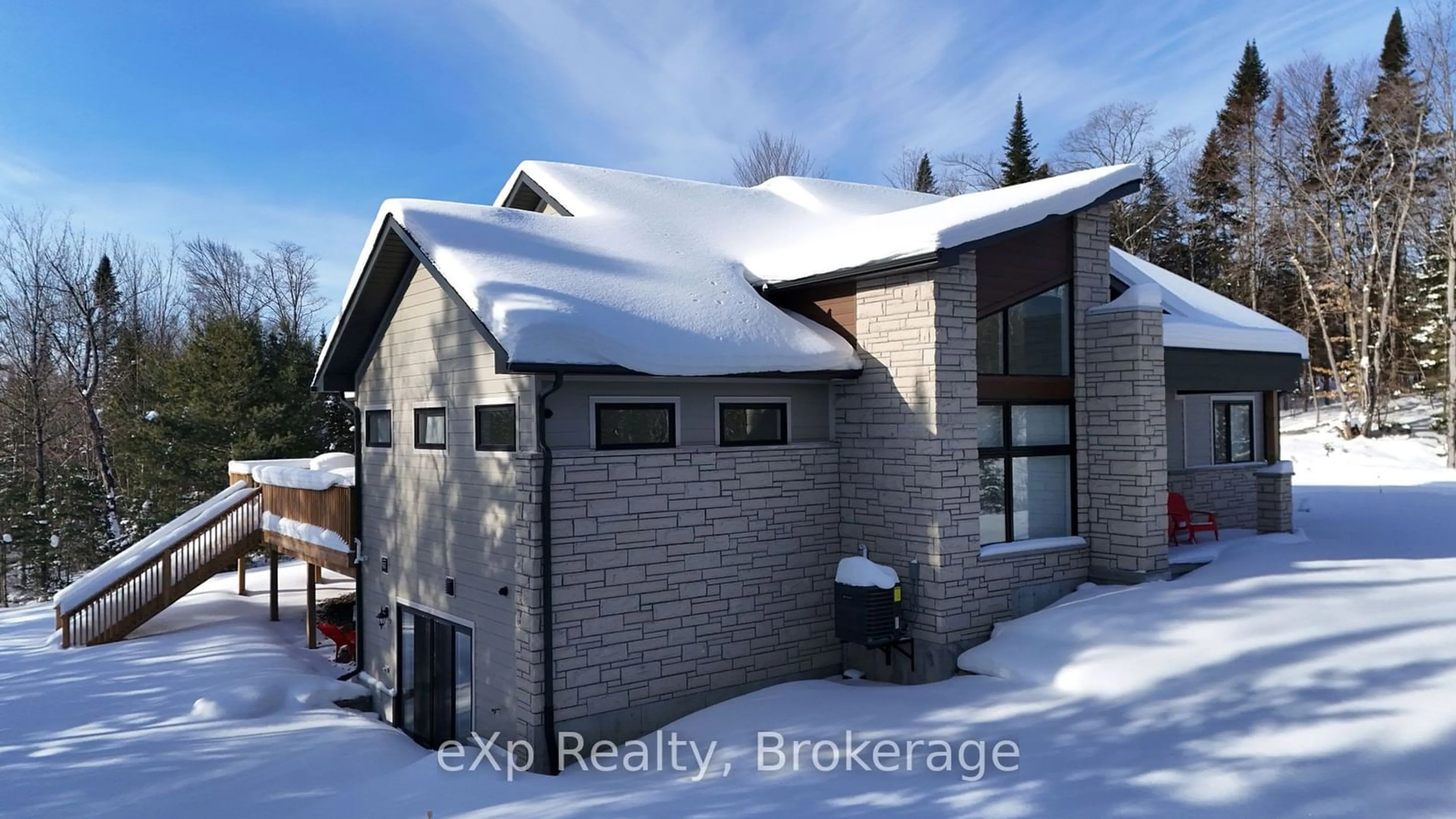 A pic from outside/outdoor area/front of a property/back of a property/a pic from drone, building for 1017 Ridgeline Dr, Lake of Bays Ontario P1J 2J6