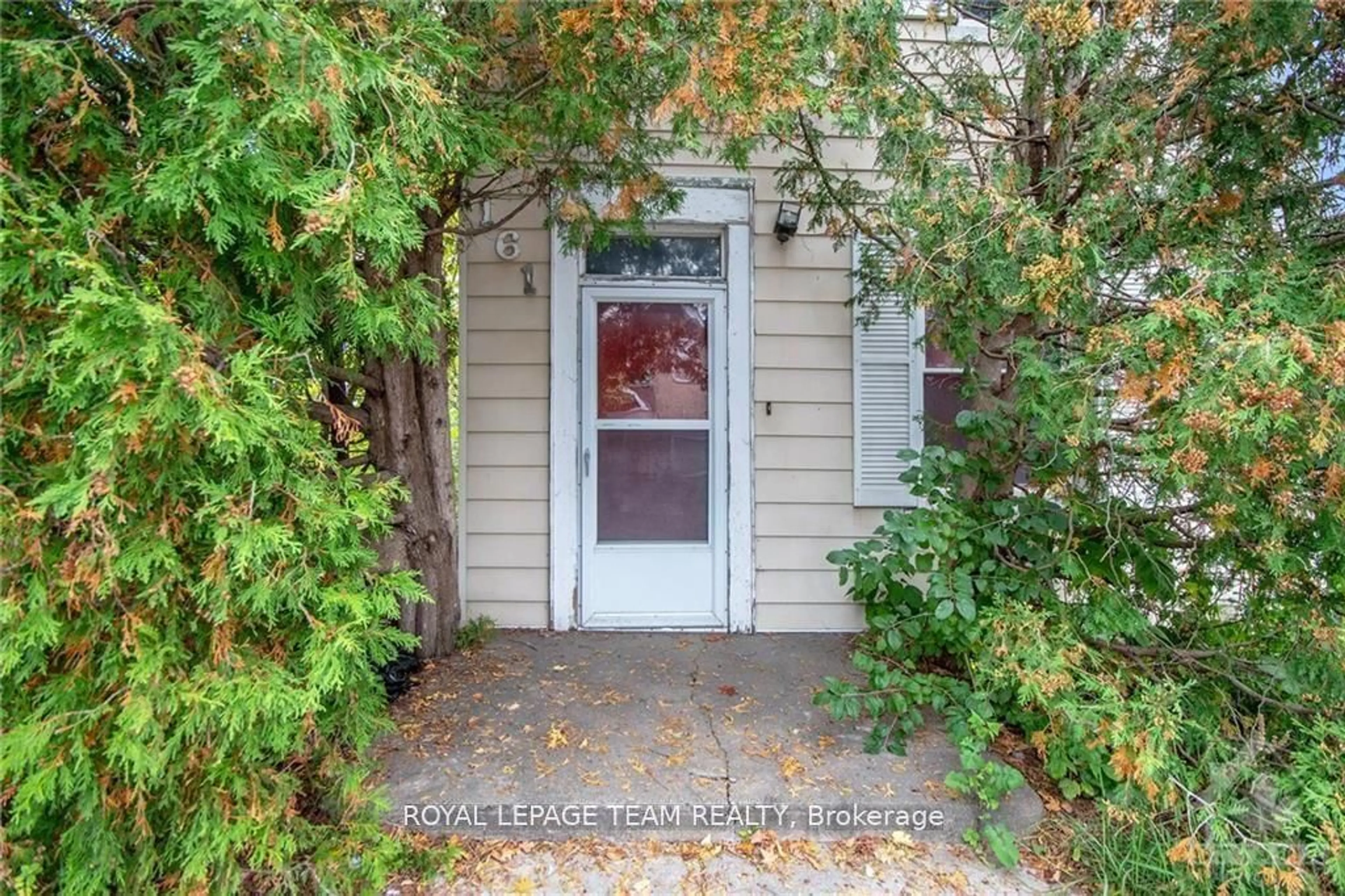 Indoor entryway for 161 Hinchey Ave, West Centre Town Ontario K1Y 1L5