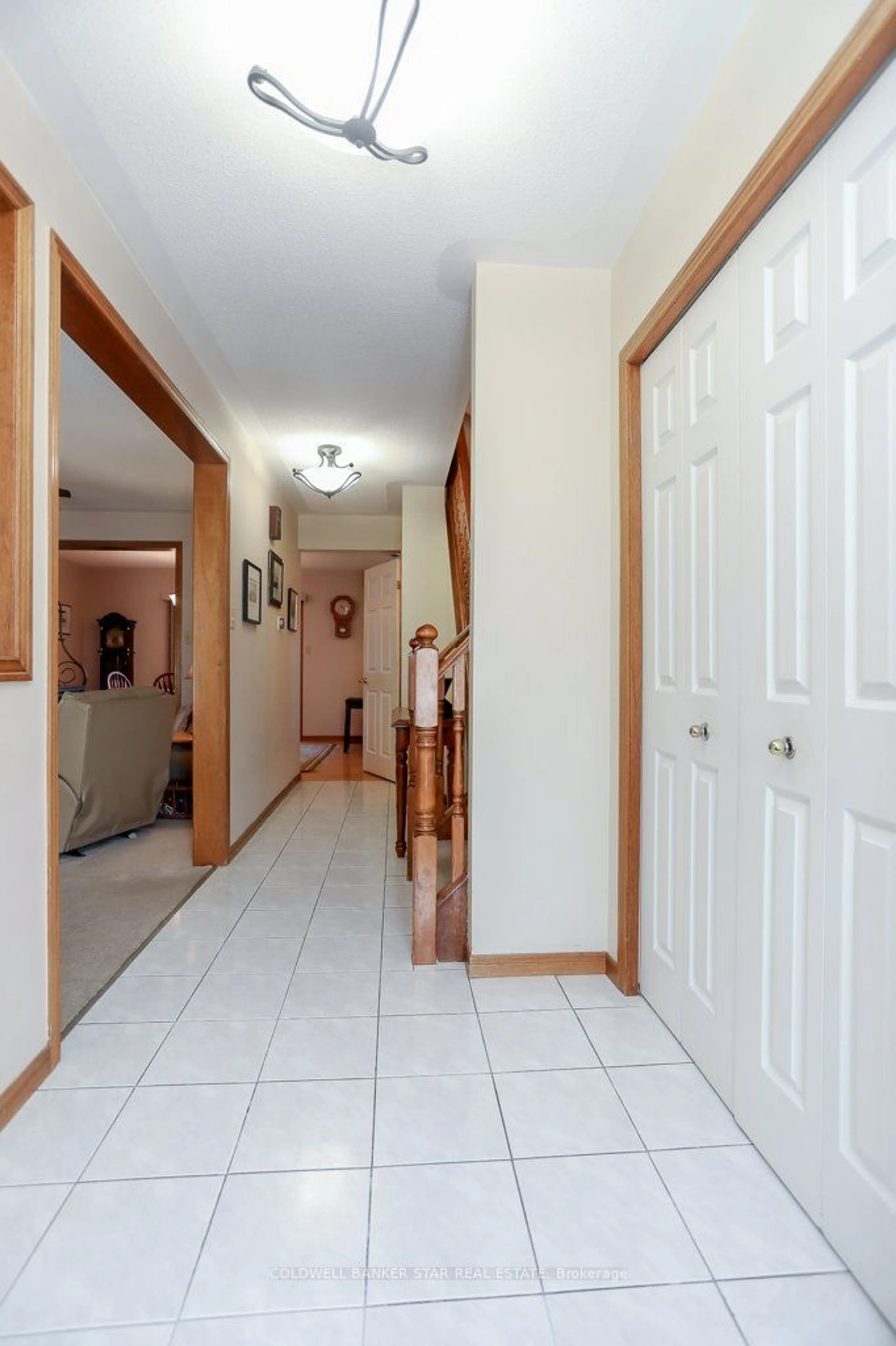 Indoor foyer for 31 SINCLAIR Cres, Aylmer Ontario N5H 3B7