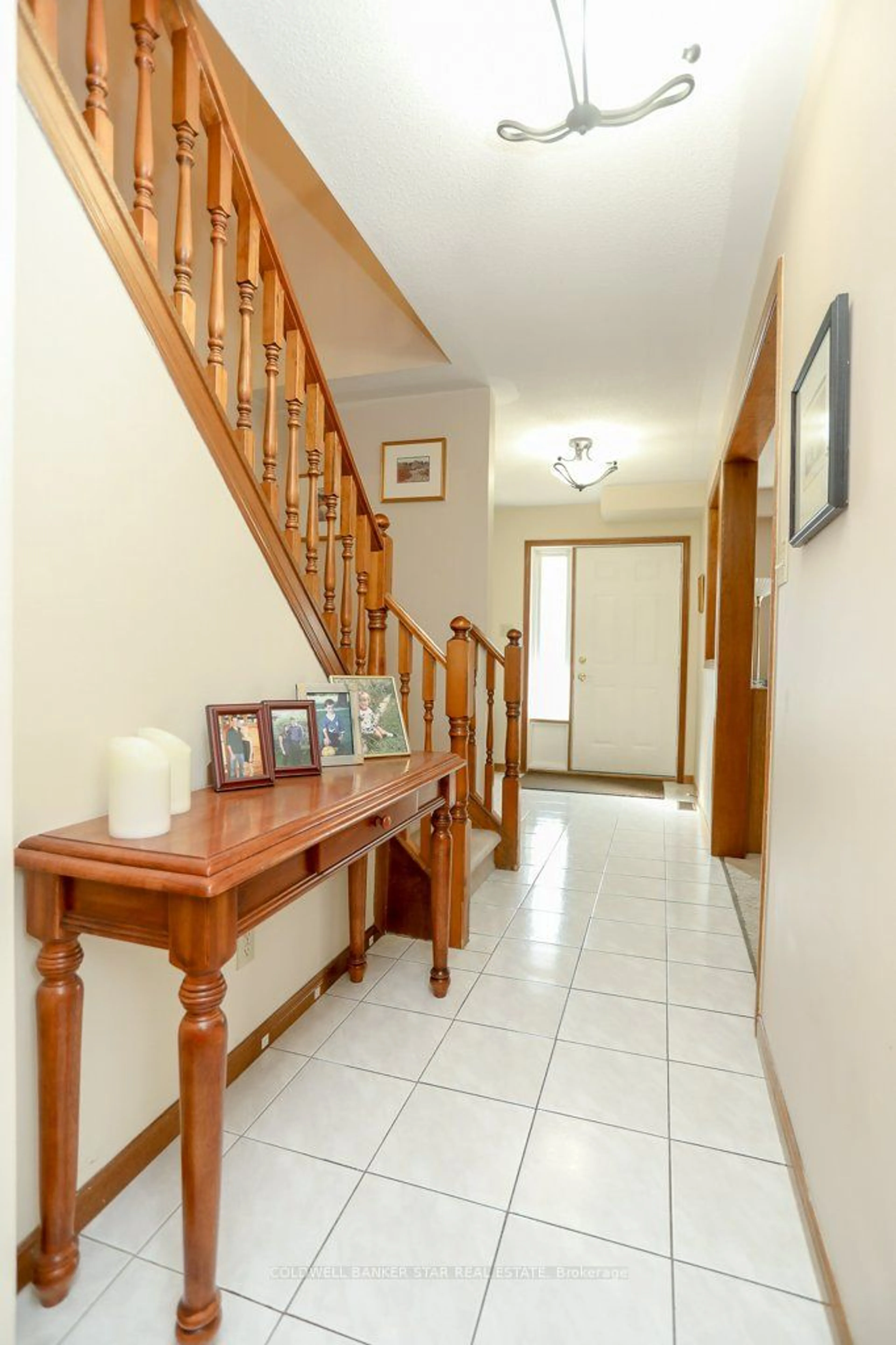 Indoor foyer for 31 SINCLAIR Cres, Aylmer Ontario N5H 3B7