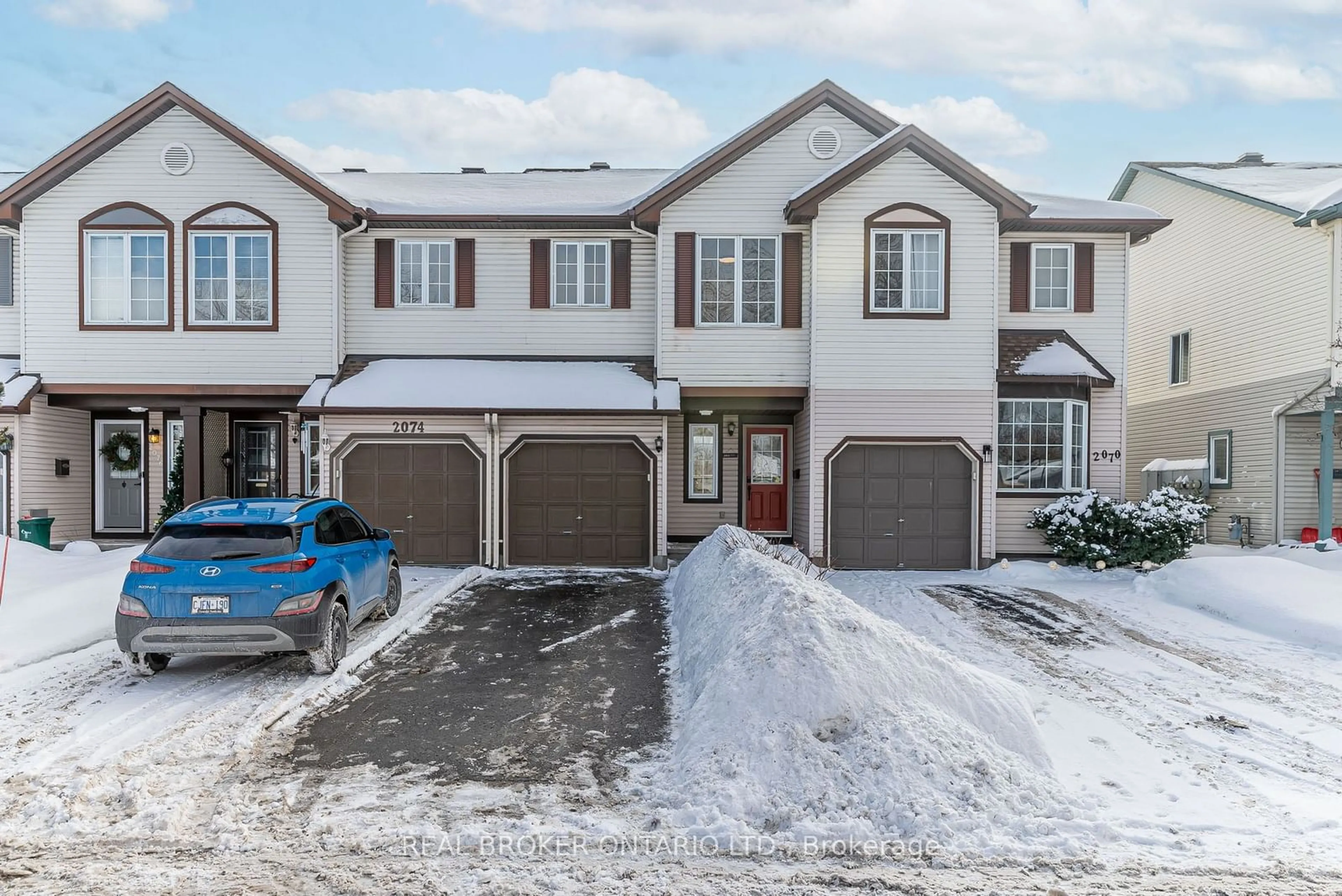 A pic from outside/outdoor area/front of a property/back of a property/a pic from drone, street for 2072 P Ave, Alta Vista and Area Ontario K1G 6G7