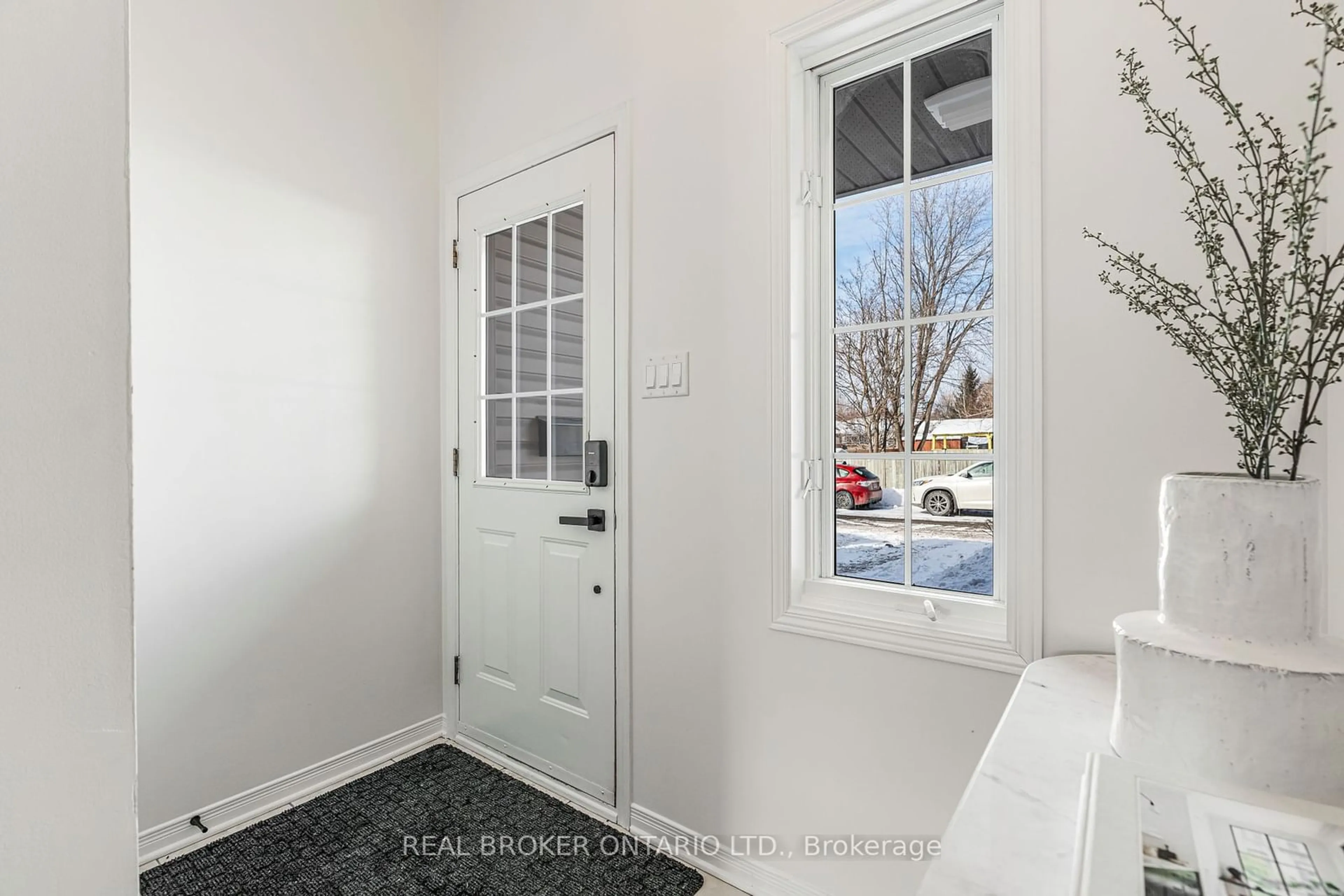 Indoor entryway for 2072 P Ave, Alta Vista and Area Ontario K1G 6G7