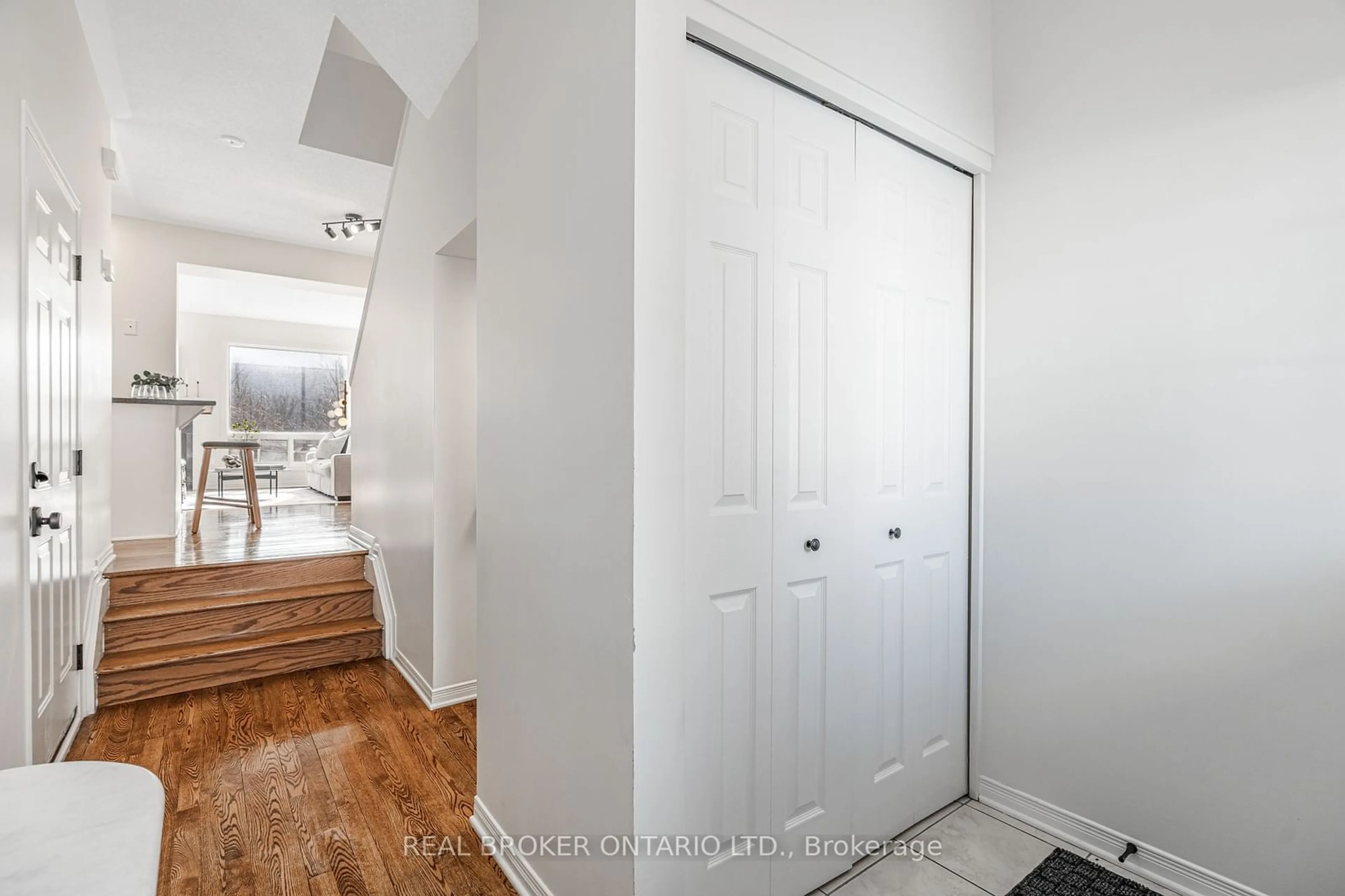 Indoor entryway for 2072 P Ave, Alta Vista and Area Ontario K1G 6G7