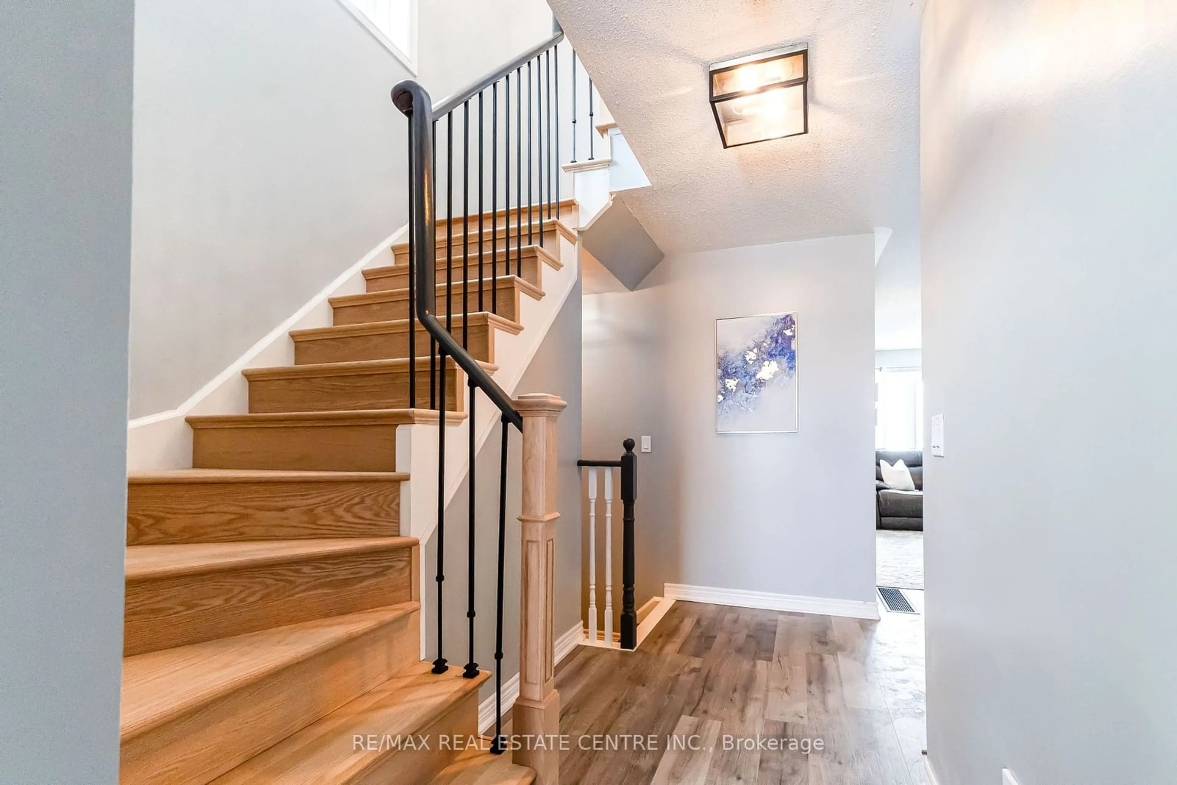 Indoor entryway for 821 Cook Cres, Shelburne Ontario L9V 3T9