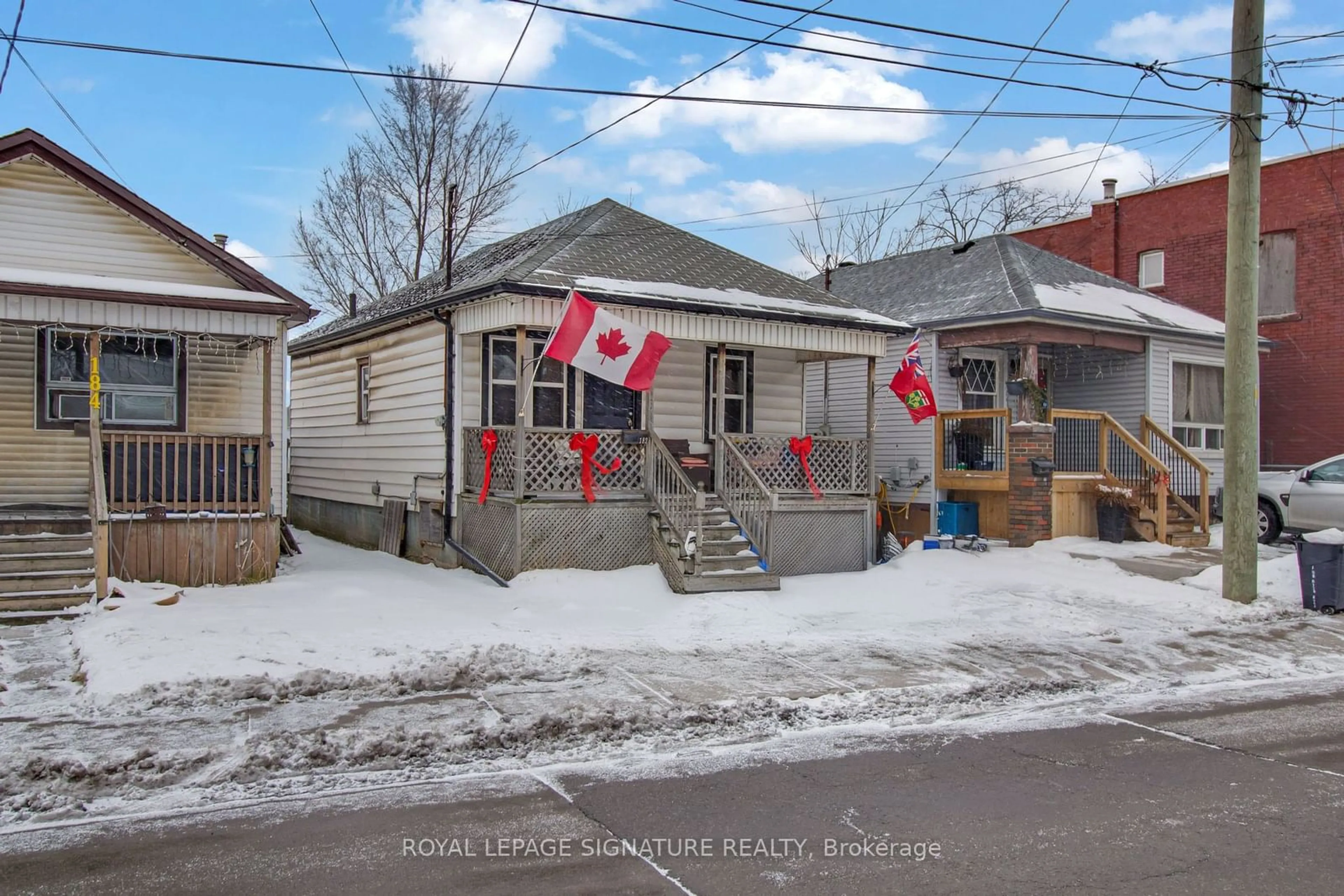 A pic from outside/outdoor area/front of a property/back of a property/a pic from drone, street for 182 Beach Rd, Hamilton Ontario L8L 4A7